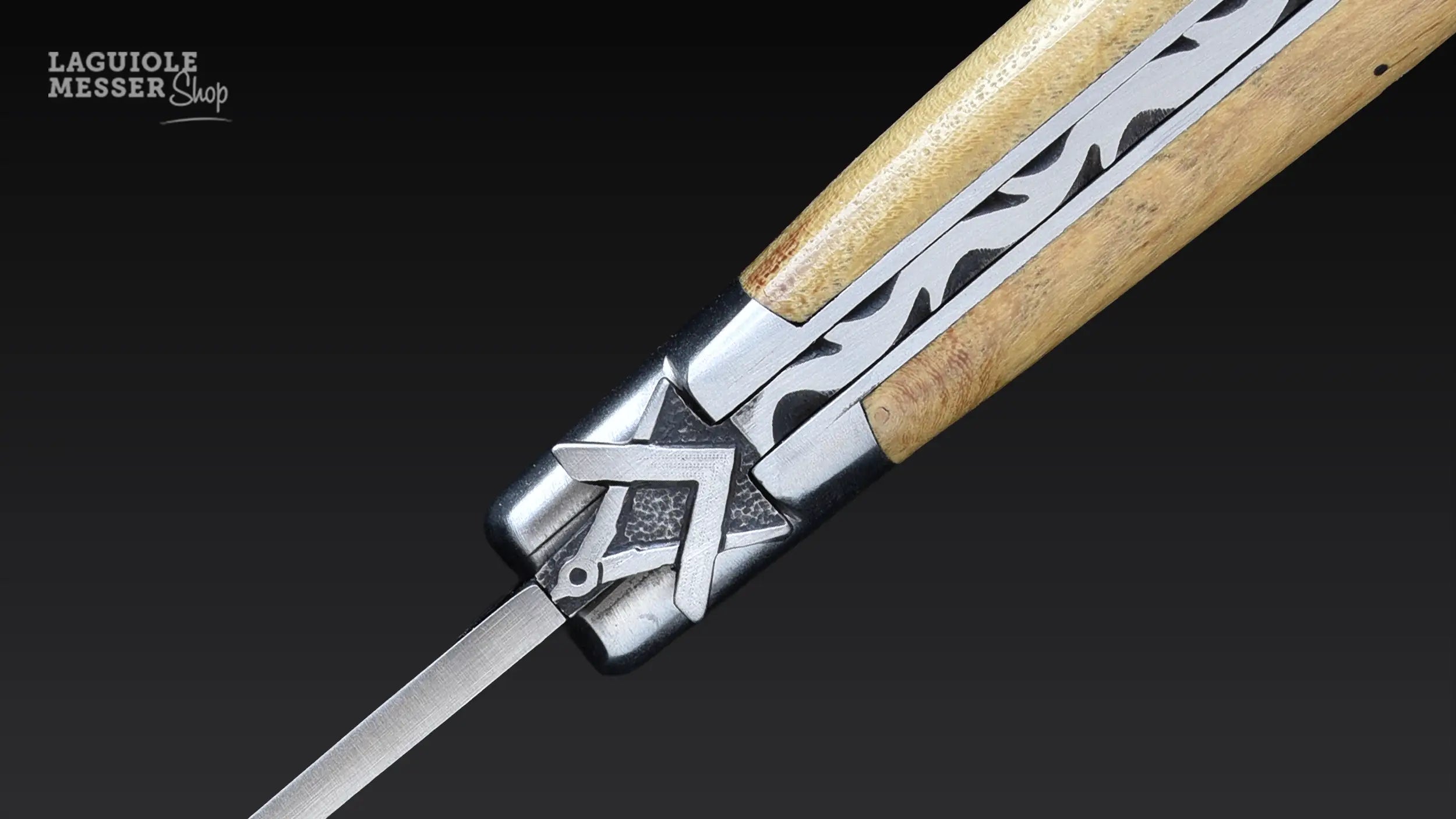 Detail der Freimaurer-Mouche mit Winkelmass und Zirkel beim Lehrling