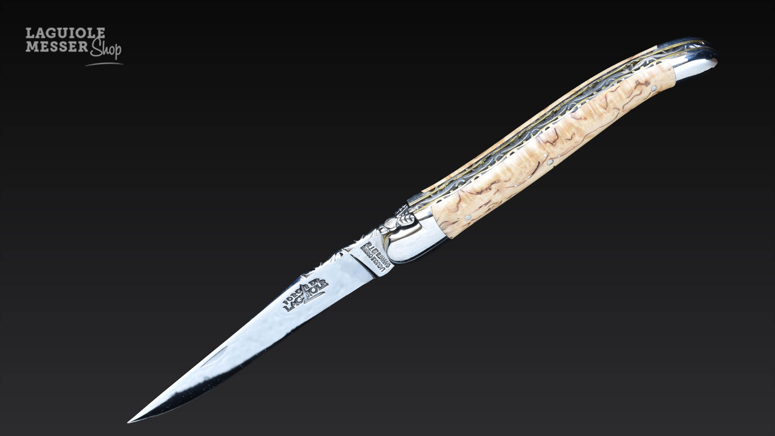 Geöffnetes Forge de Laguiole Taschenmesser mit Birkenholzgriff und Doppelplatine