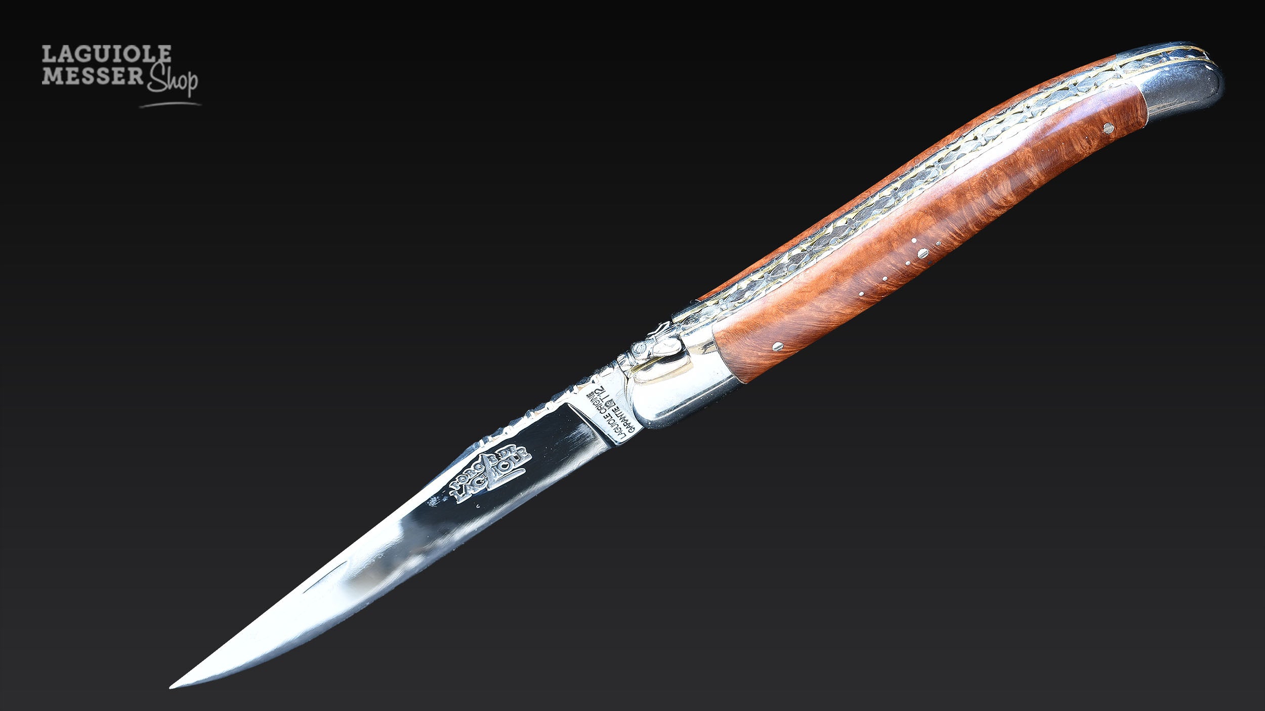 geöffnetes Forge de Laguiole Taschenmesser mit Erikaholz und Doppelplatine