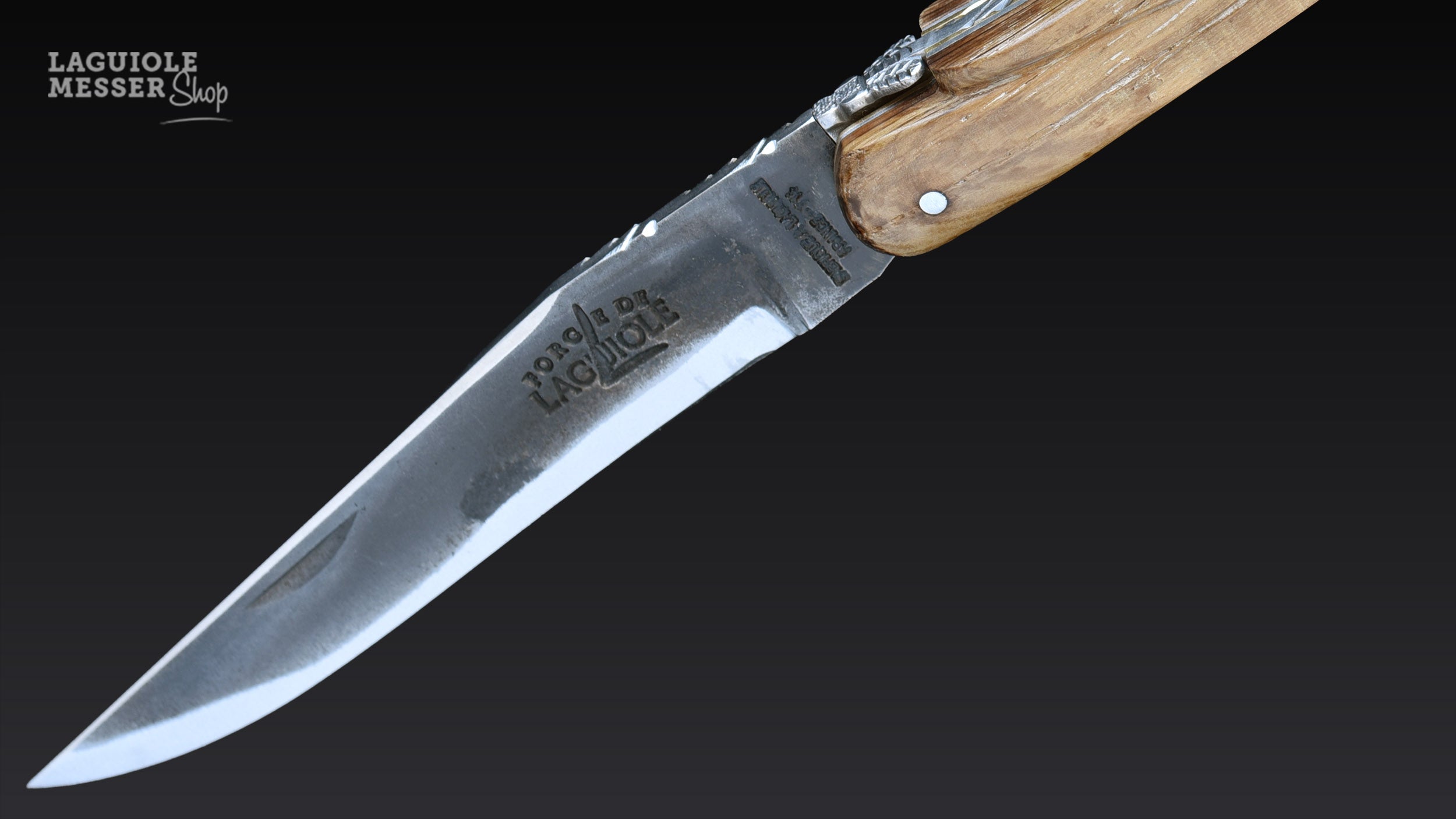 Detail der Brut de Forge Klinge aus T12-Edelstahl am Forge de Laguiole Taschenmesser Collection