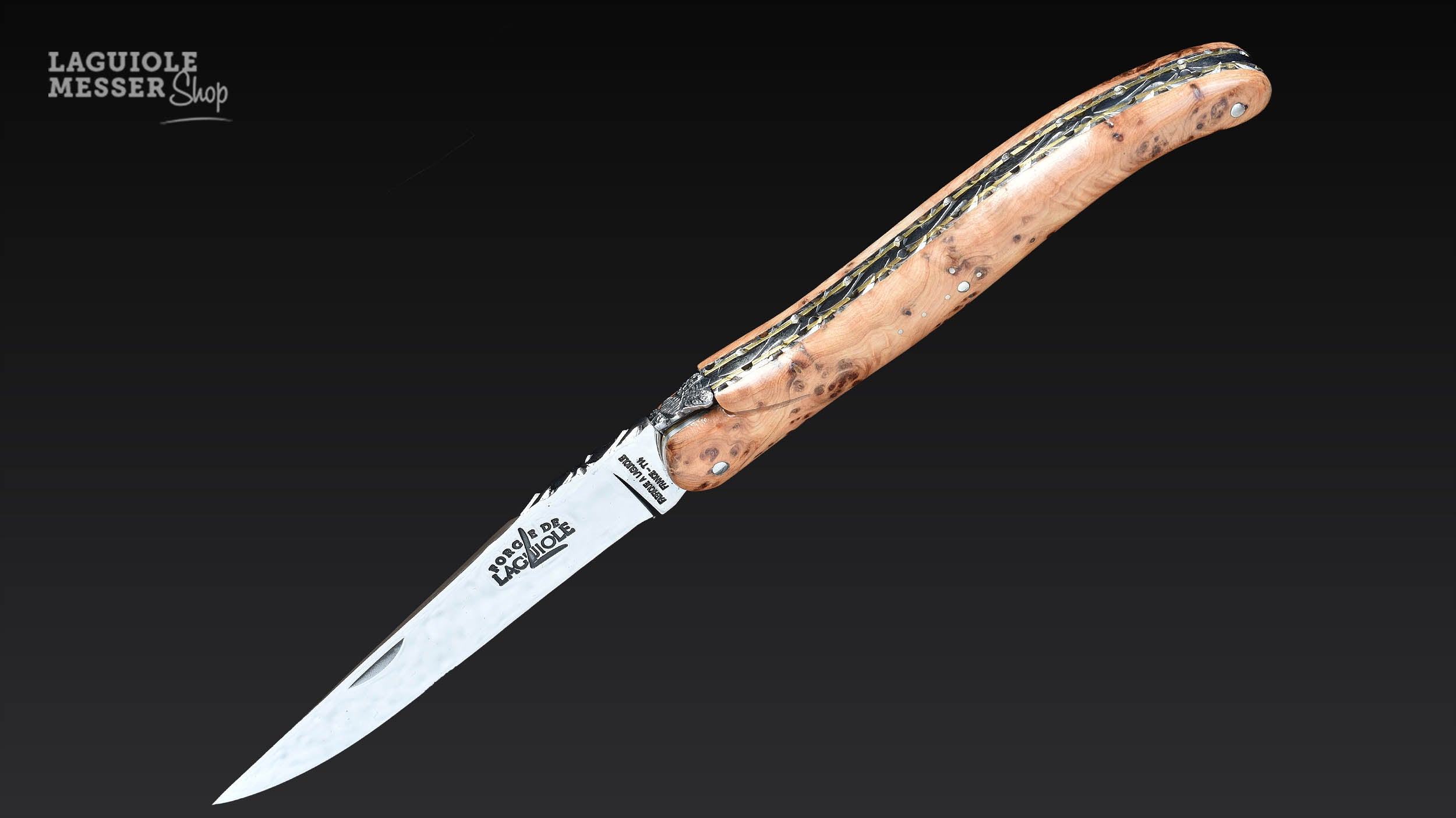 Geöffnetes Forge de Laguiole Taschenmesser mit Wacholderholzgriff Doppelplatine und plein manche (Vollgriff)