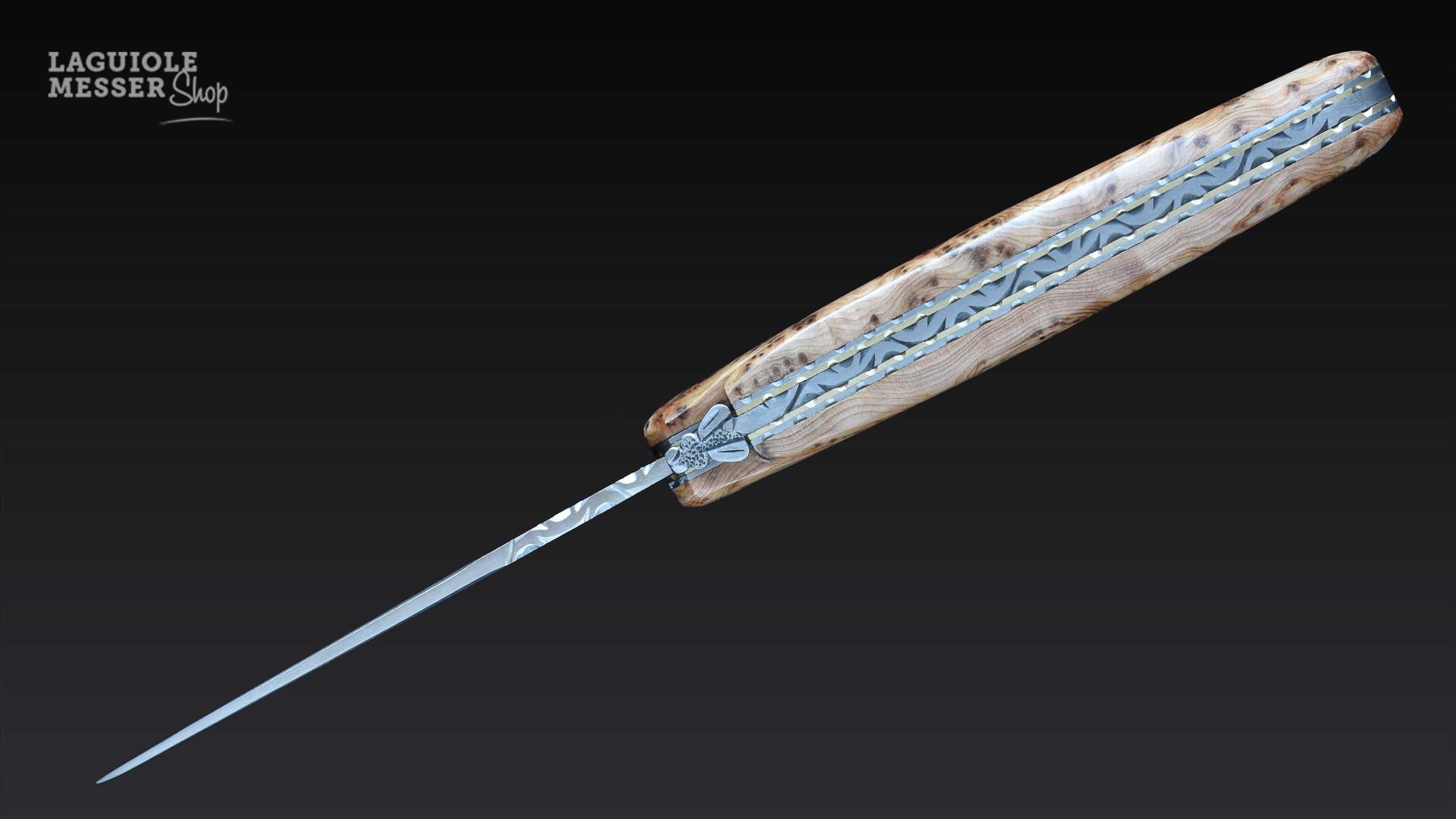Forge de Laguiole Taschenmesser aus Wacholderholz mit dekorierter Doppelplatine und Messingeinlagen