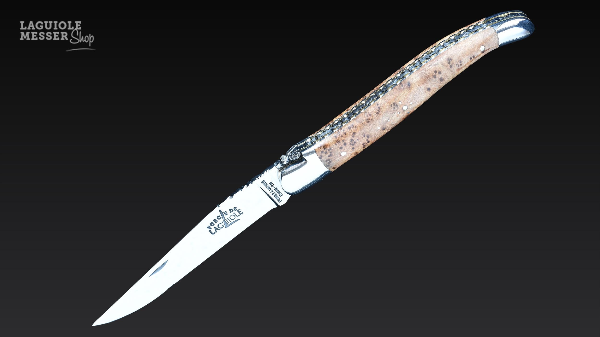 Geöffnetes Forge de Laguiole Taschenmesser mit Wacholderholzgriff und Doppelplatine