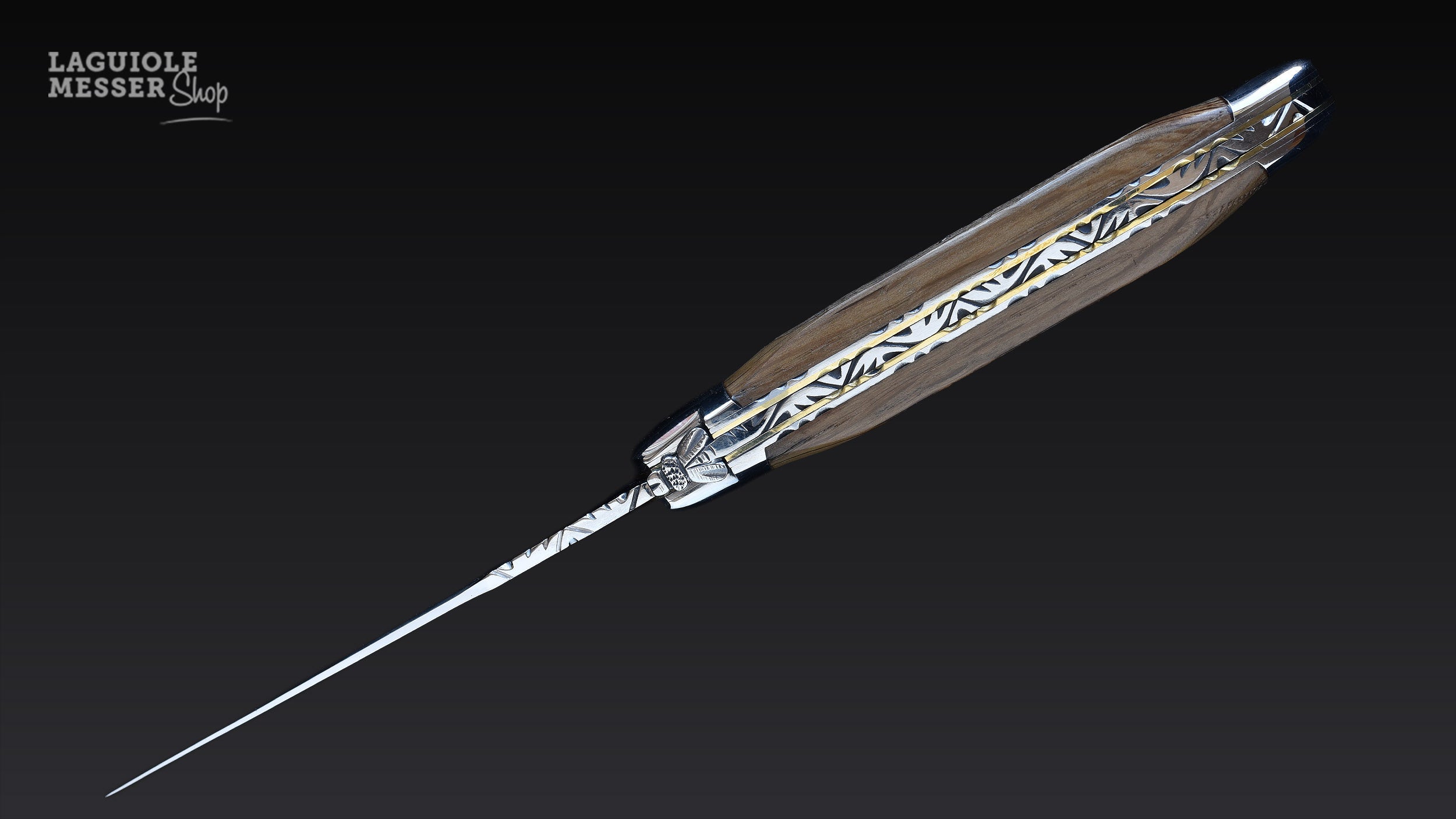 Forge de Laguiole Taschenmesser mit Mooreichenrinde-Griff, durchgehend verziertem Messerrücken und edler Metallverarbeitung