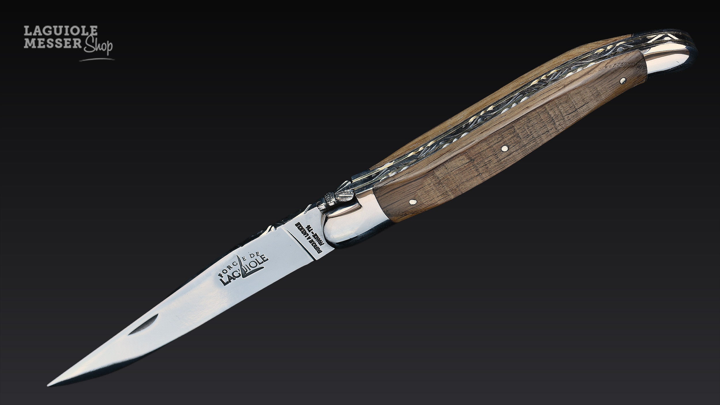 Forge de Laguiole Taschenmesser mit Griff aus Mooreichenrinde, geöffneter Klinge, ziselierter Biene und fein verziertem Messerrücken