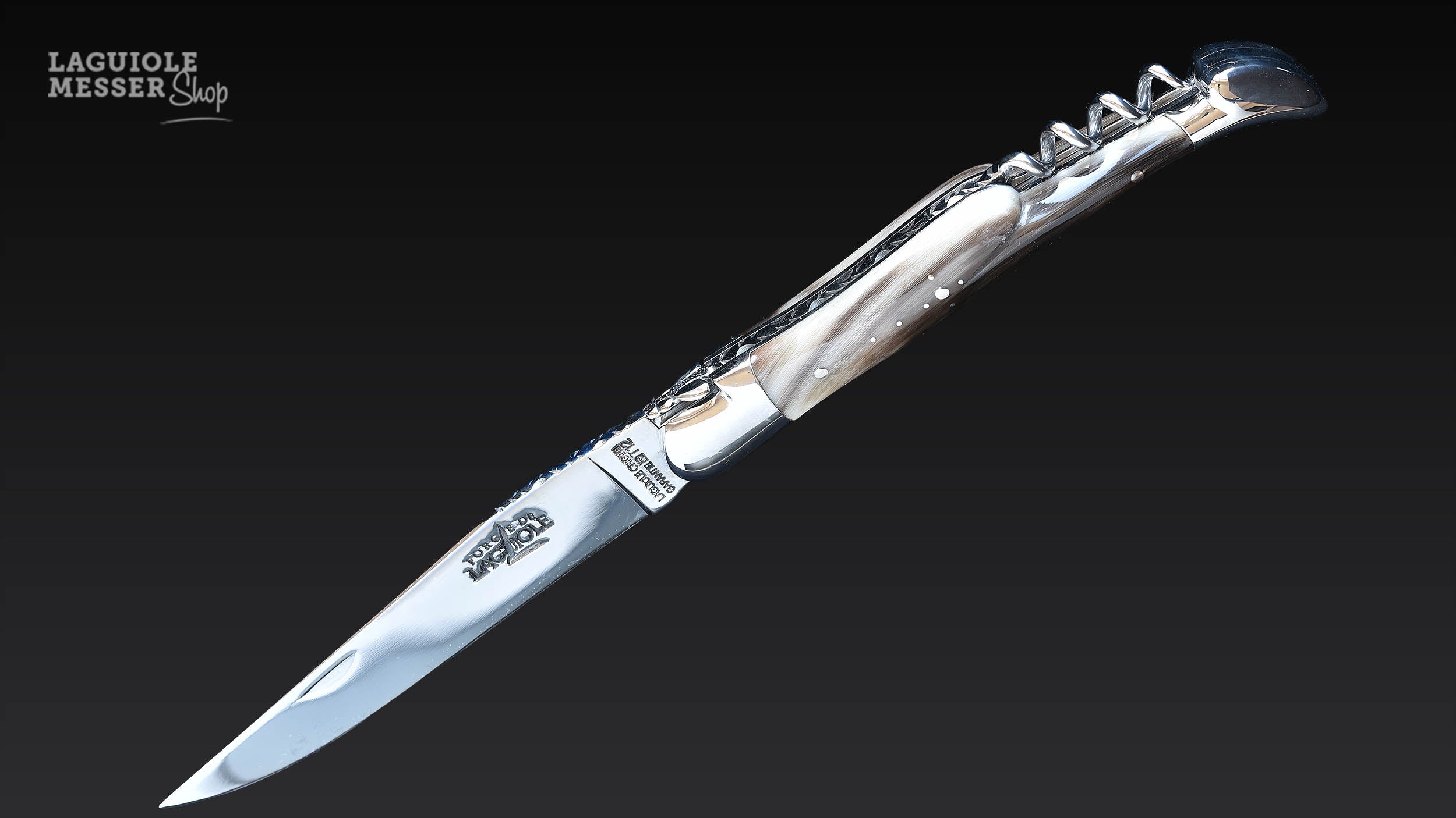 Geöffnetes Forge de Laguiole Taschenmesser mit marmorierter Hornspitze und Korkenzieher
