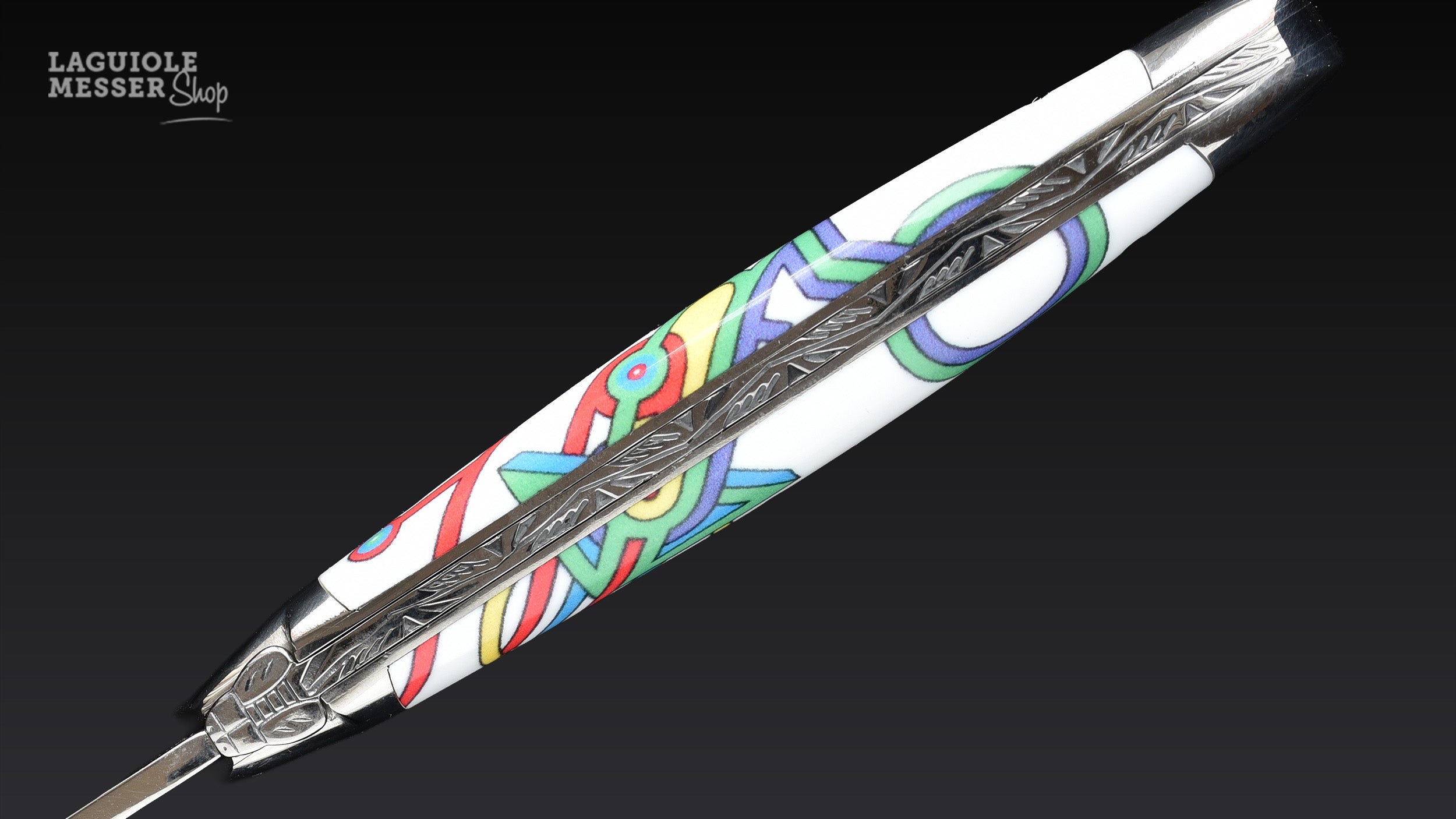 Nahaufnahme des gravierten Ressorts beim Laguiole Altaïr aus der Sonderserie «Happy Wallmaker» von Seize