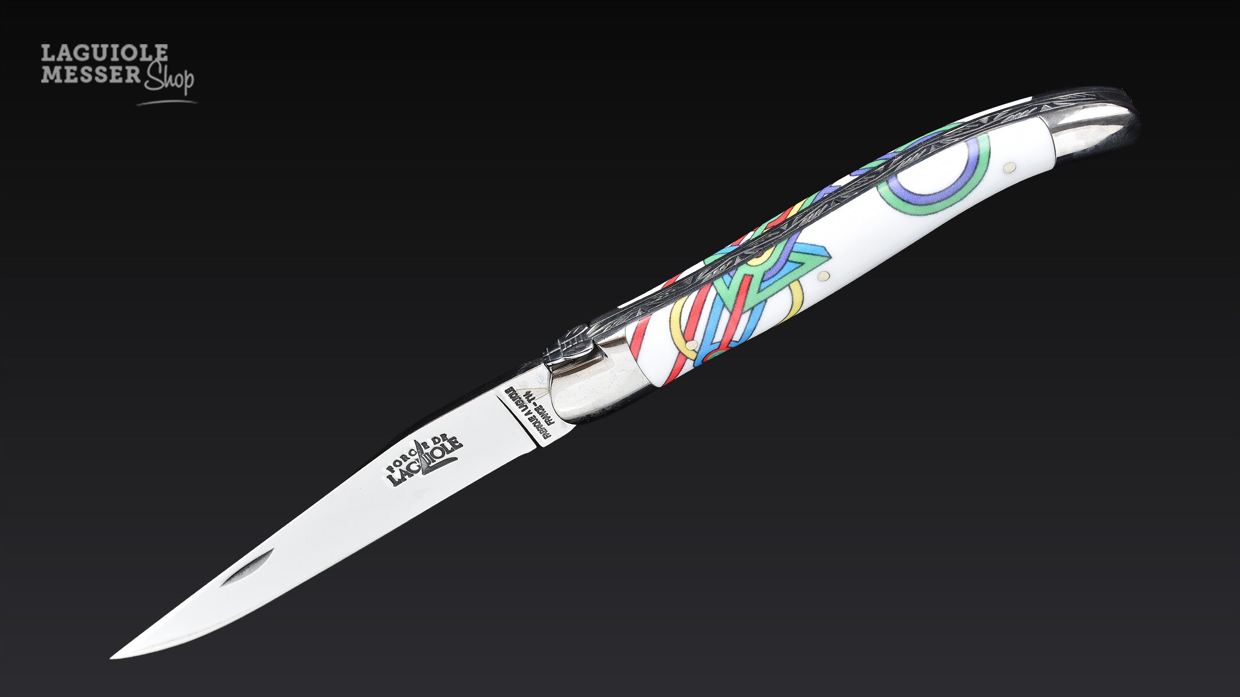 Laguiole Taschenmesser Altaïr aus der Sonderserie «Happy Wallmaker» von Seize mit hellem Griffdekor und geöffneter Klinge