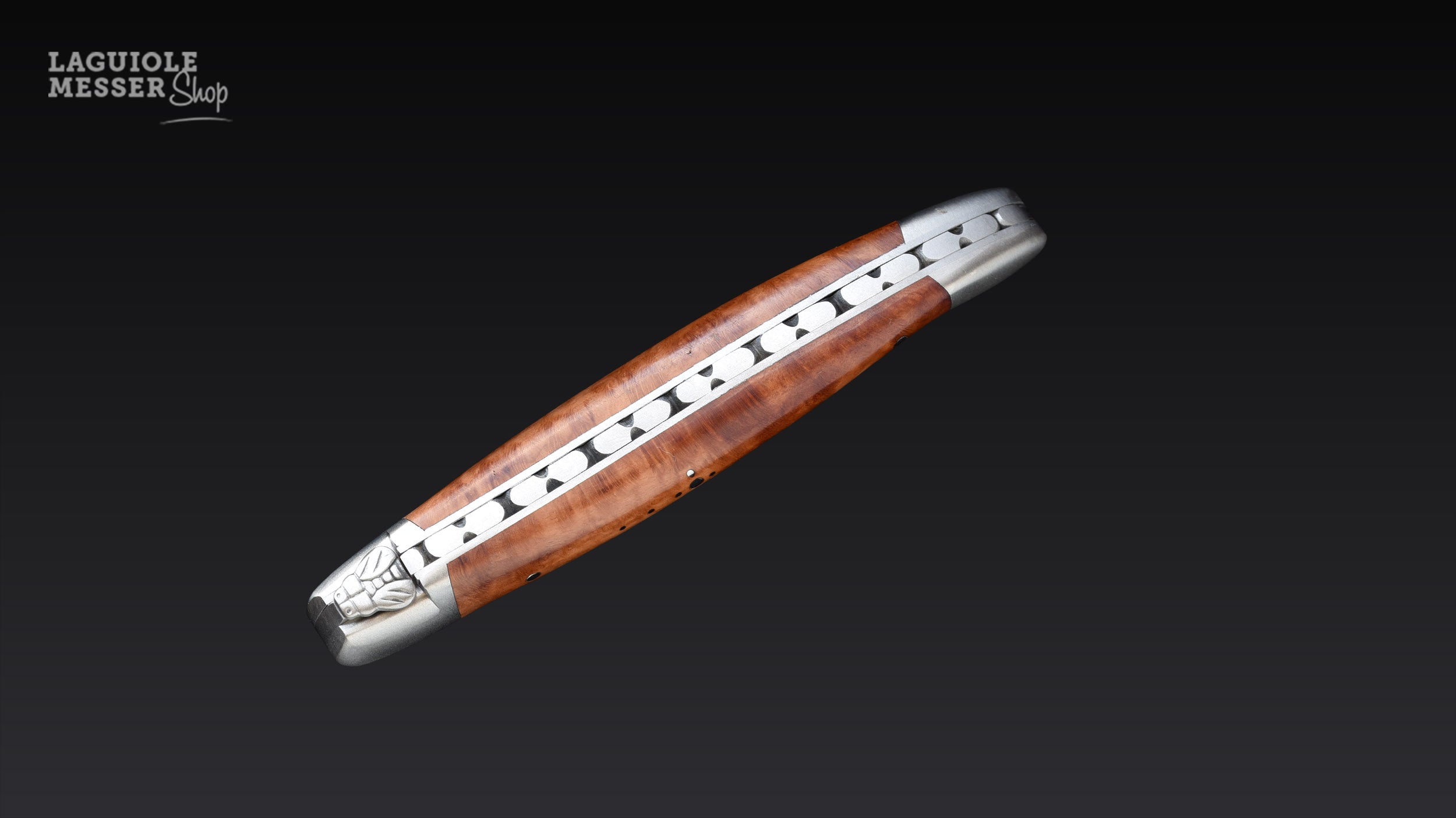 Forge de Laguiole Zigarrenmesser mit warmem Holzgriff, verziertem Messerrücken und satinierten Metallbacken in geschlossener Ansicht