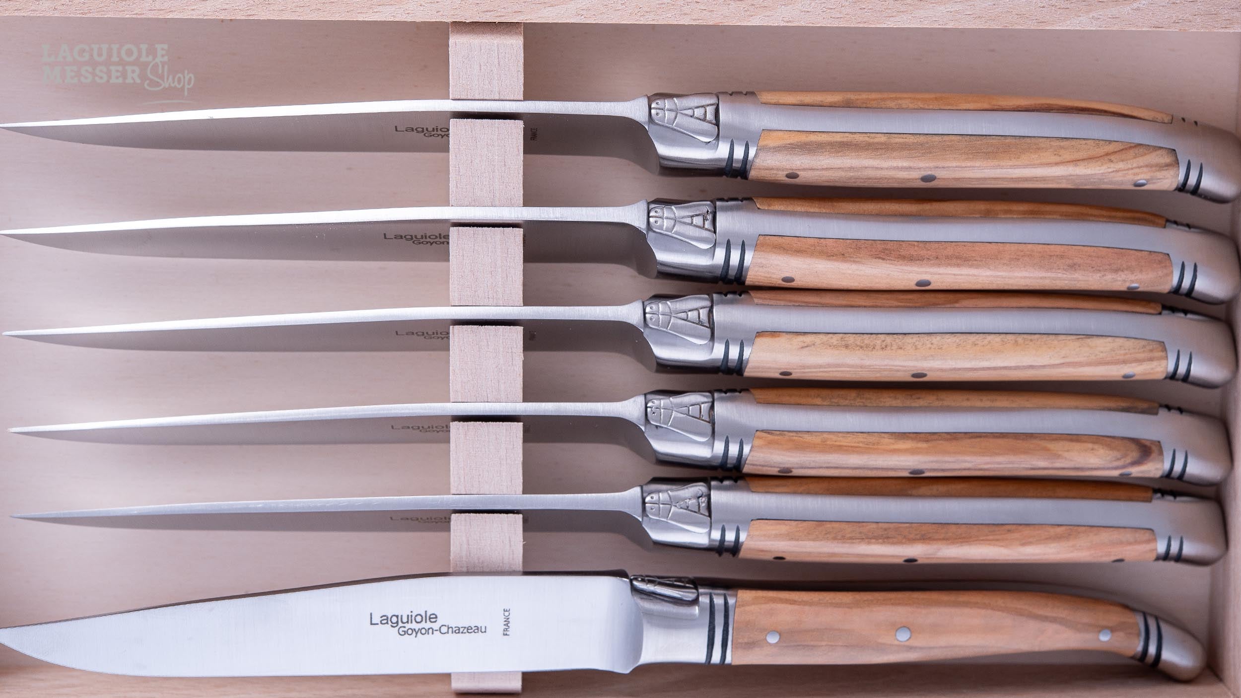 Laguiole Steakmesser und Gabeln aus Olivenholz im Atelier-Etui – gefertigt in Thiers von Goyon Chazeau