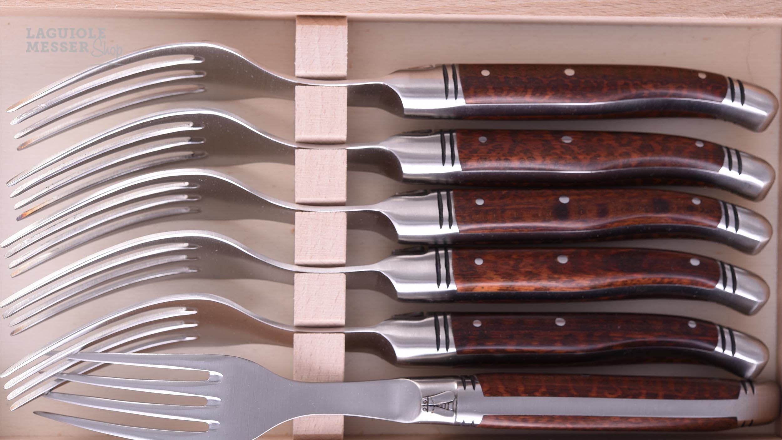 Laguiole Gabeln aus Schlangenholz (bois d'amourette) im Atelier-Etui – gefertigt in Thiers von Goyon Chazeau