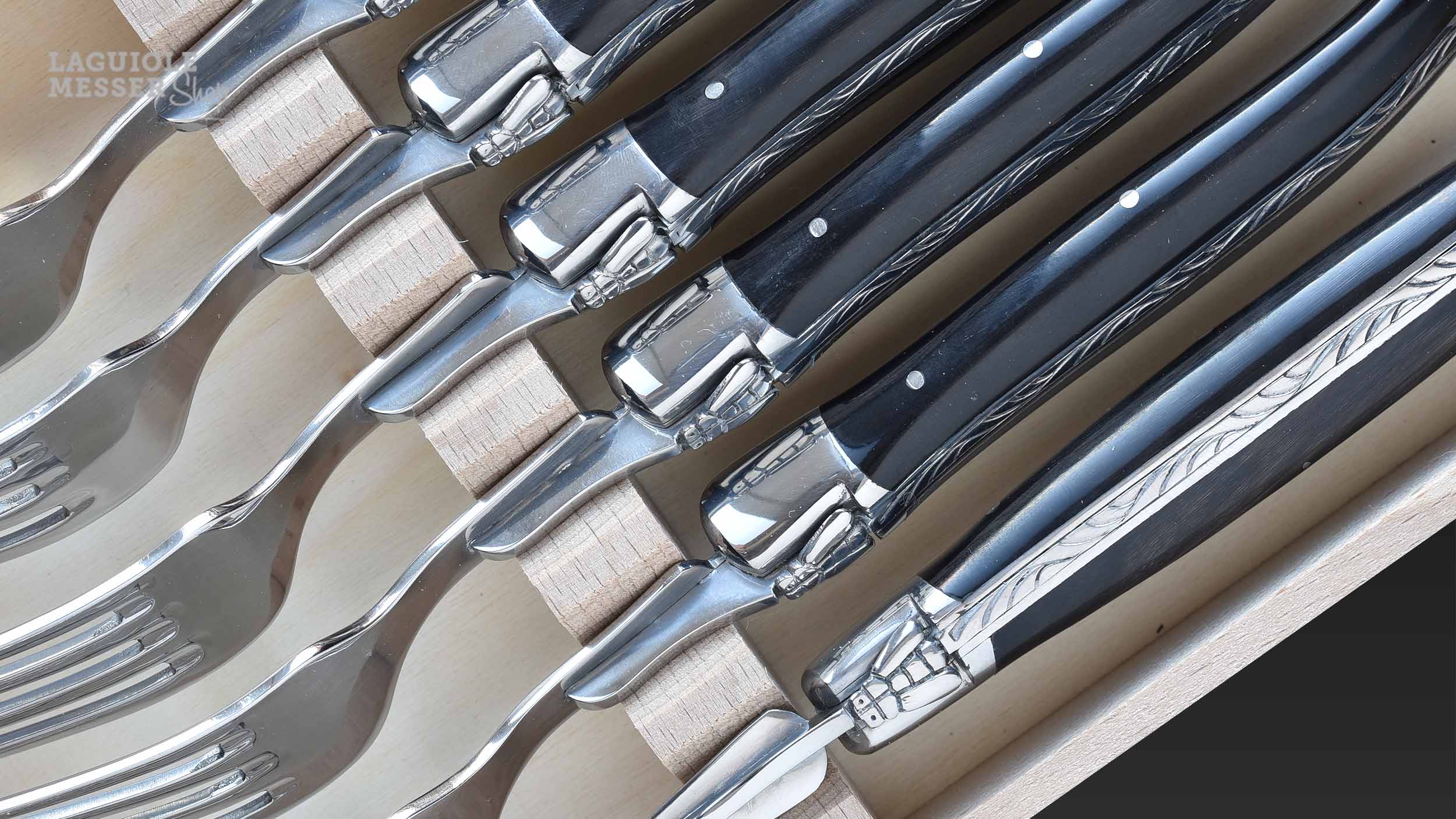 Detailaufnahme von Laguiole Gabeln mit Griffen aus schwarzer Hornspitze
