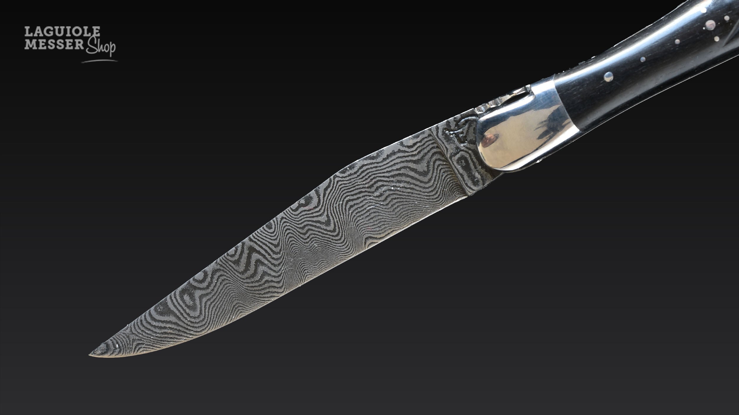 Detailaufnahme der handgeschmiedeten Damastklinge mit Musterstruktur