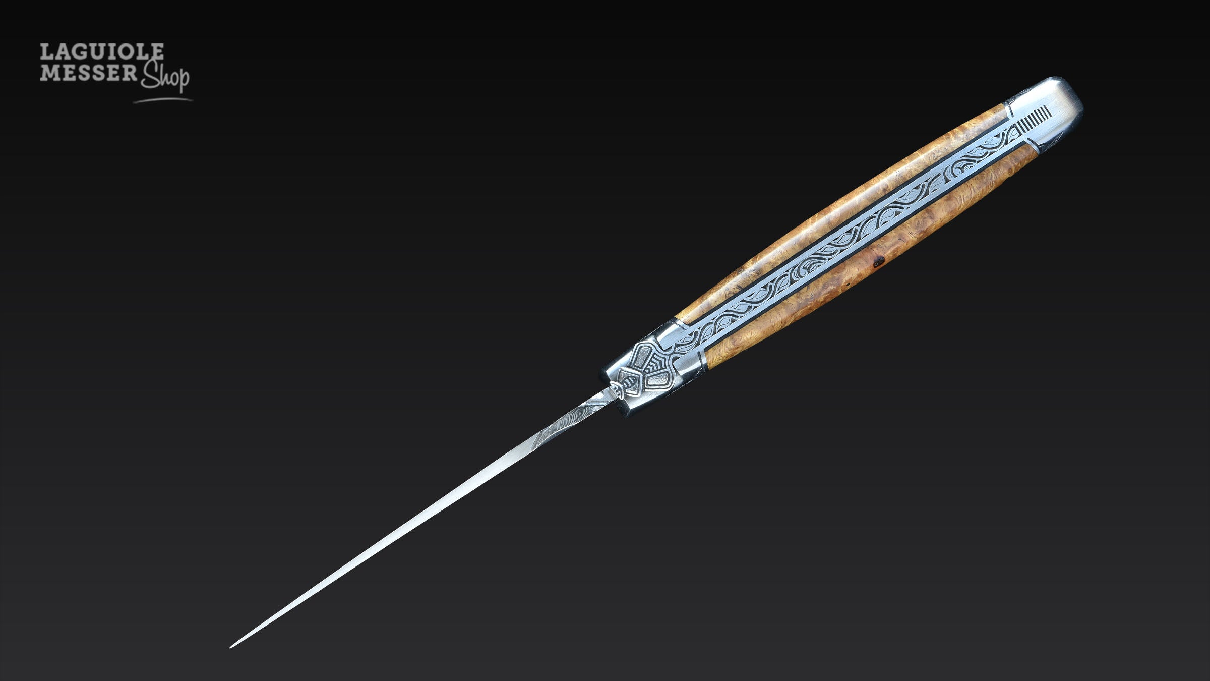 Detailaufnahme des Ressorts mit floraler Gravur