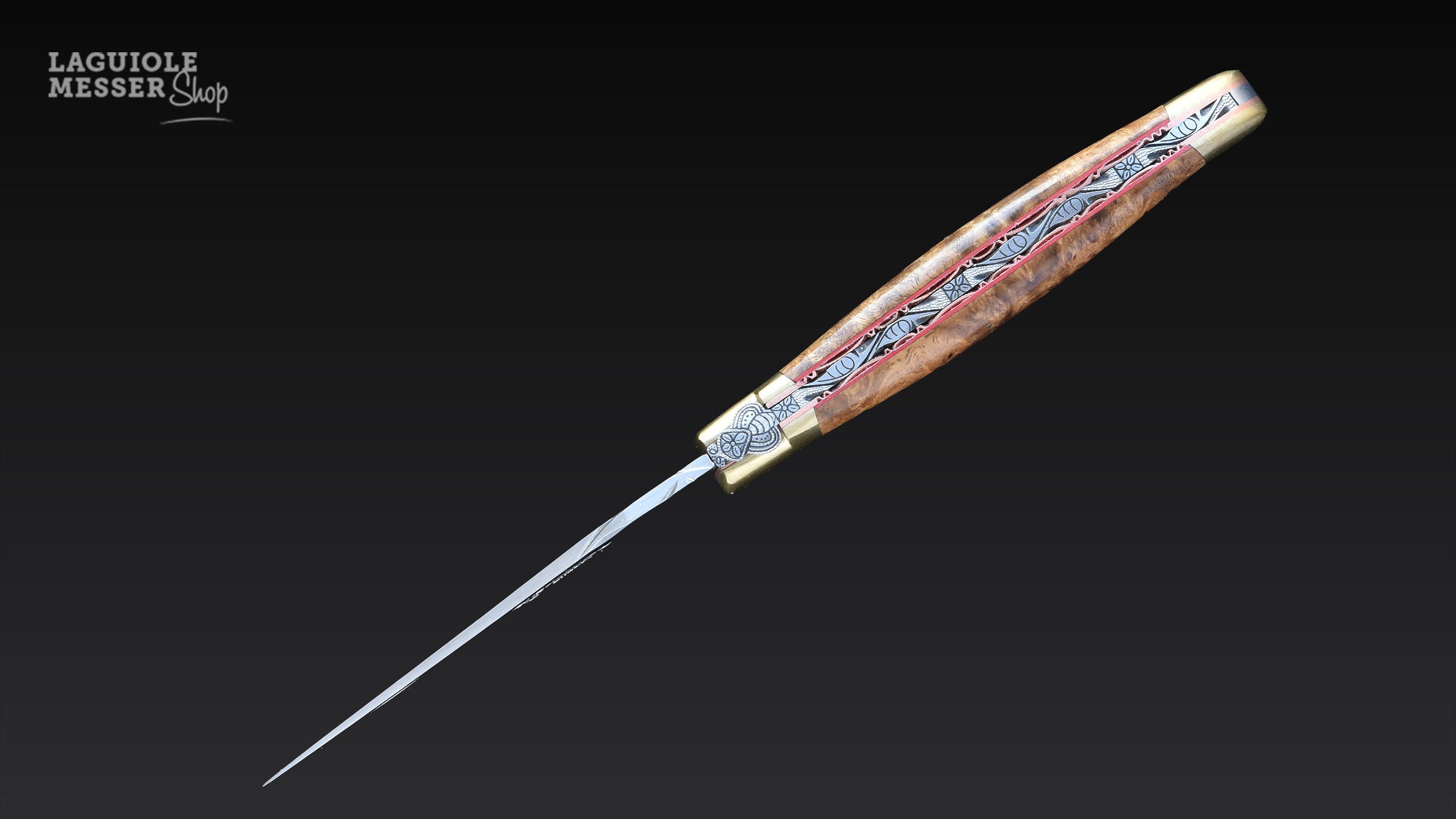 Double platines mit rotem Holzeinsatz entlang der Rückenlinie