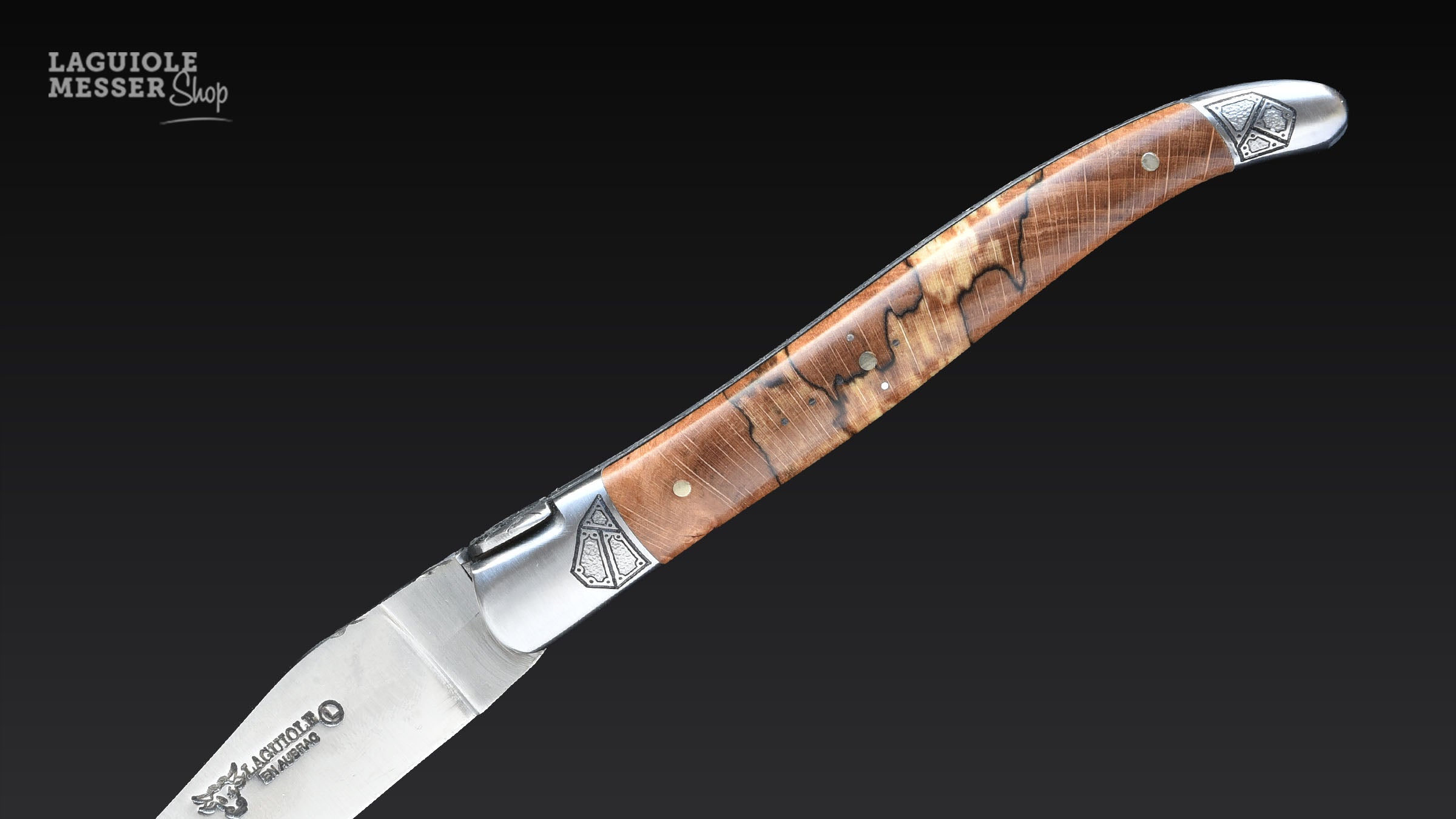 Gravierte Heftbacken mit klassischem Linienmuster