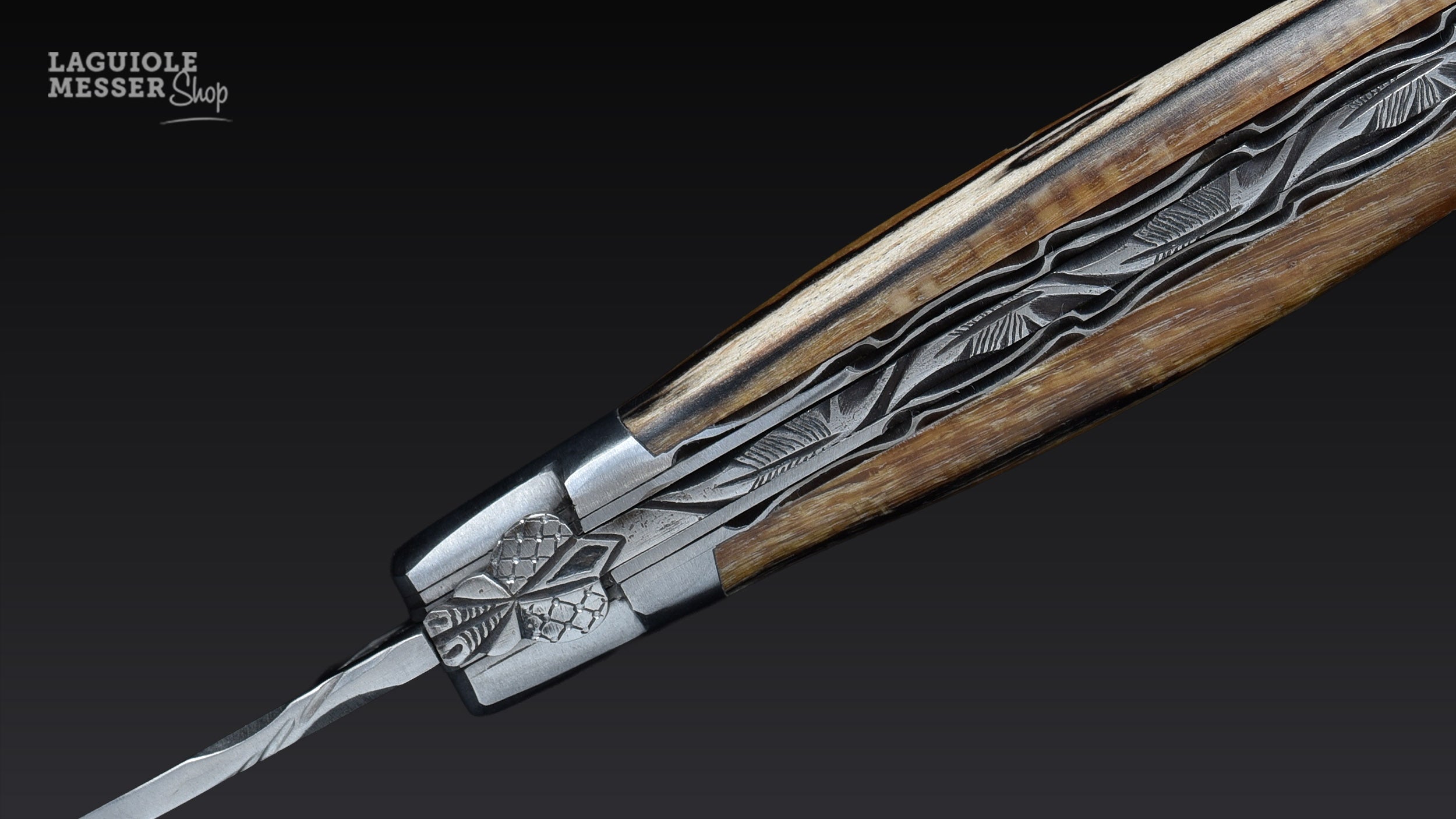 Detailaufnahme des handverzierten Ressorts am Laguiole en Aubrac Taschenmesser mit Bois d’Aubrac und Double Platines