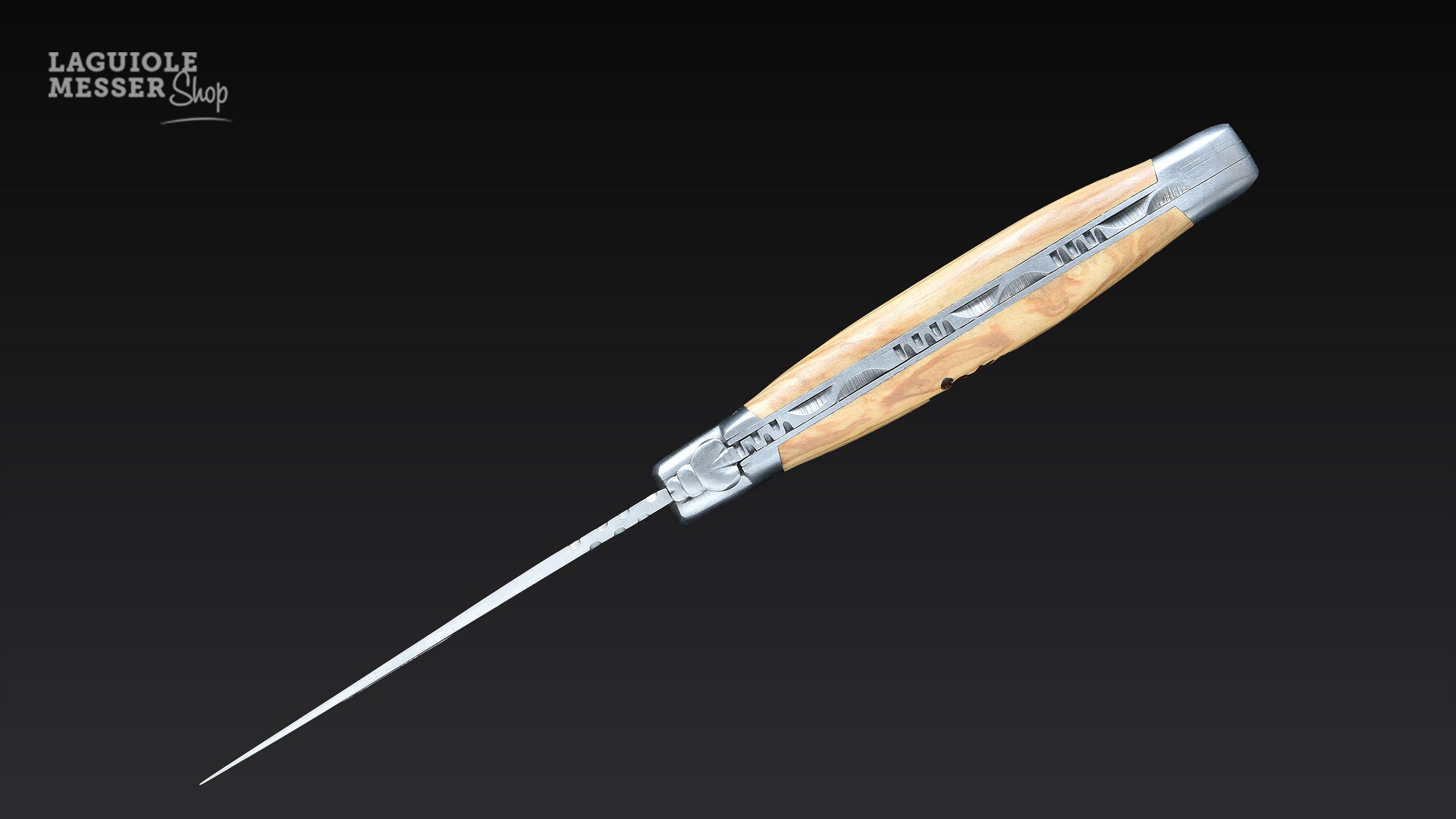 Rückenansicht mit geschmiedeter Biene und dekorativem Rückenmotiv