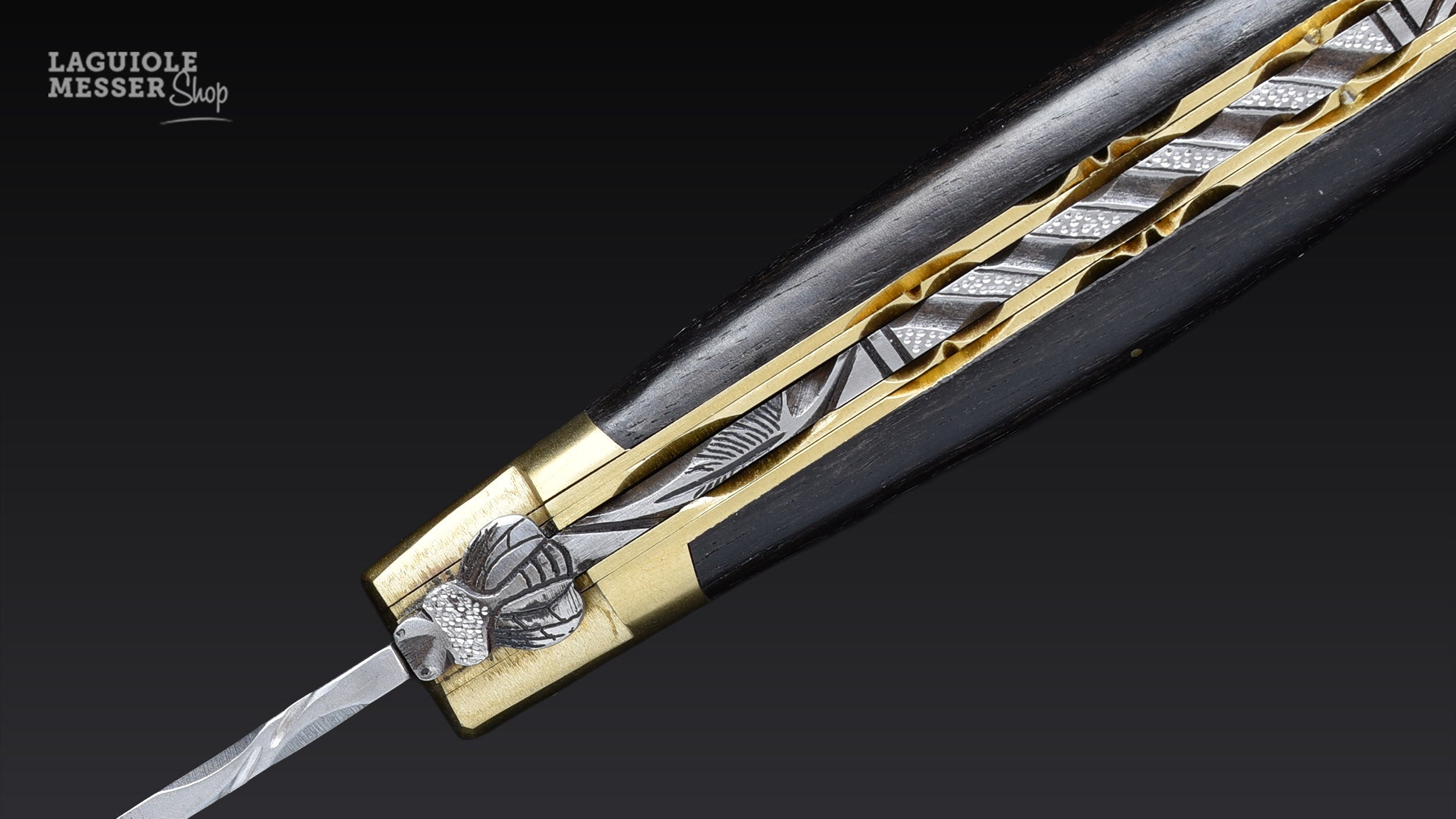 Detailaufnahme des handverzierten Ressorts am Laguiole en Aubrac Taschenmesser mit Ebenholz und Messing
