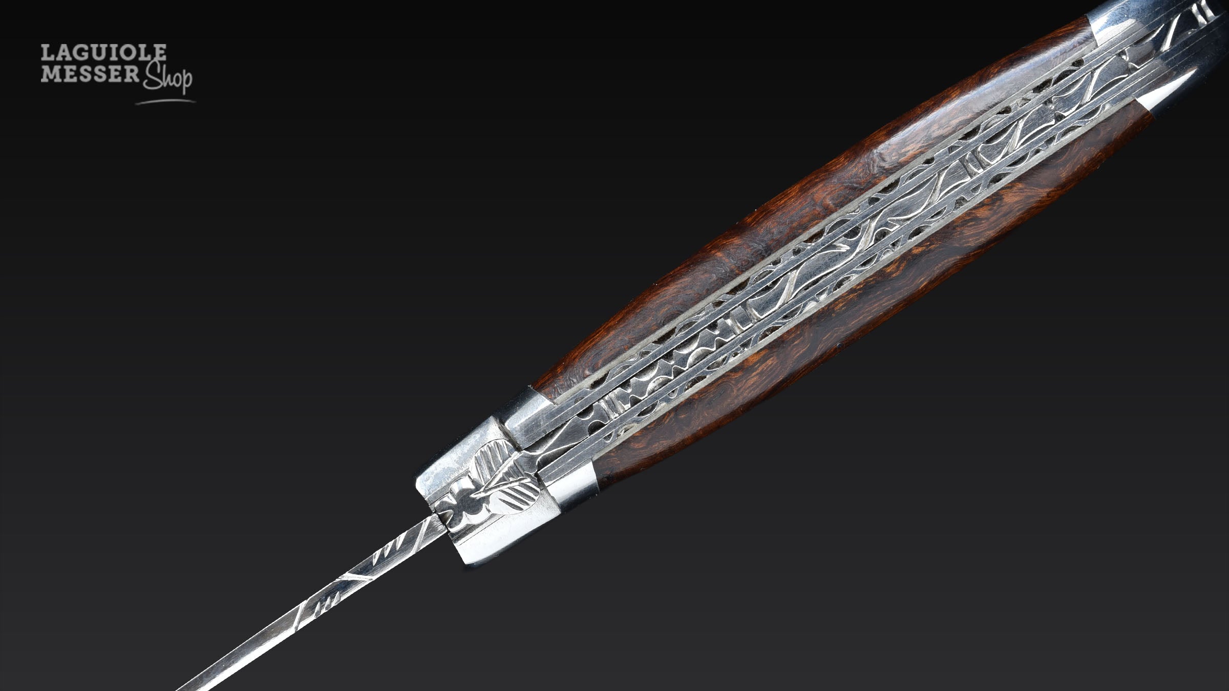 Detail Griff Bois de fer mit dunkler Maserung und verzierter Feder