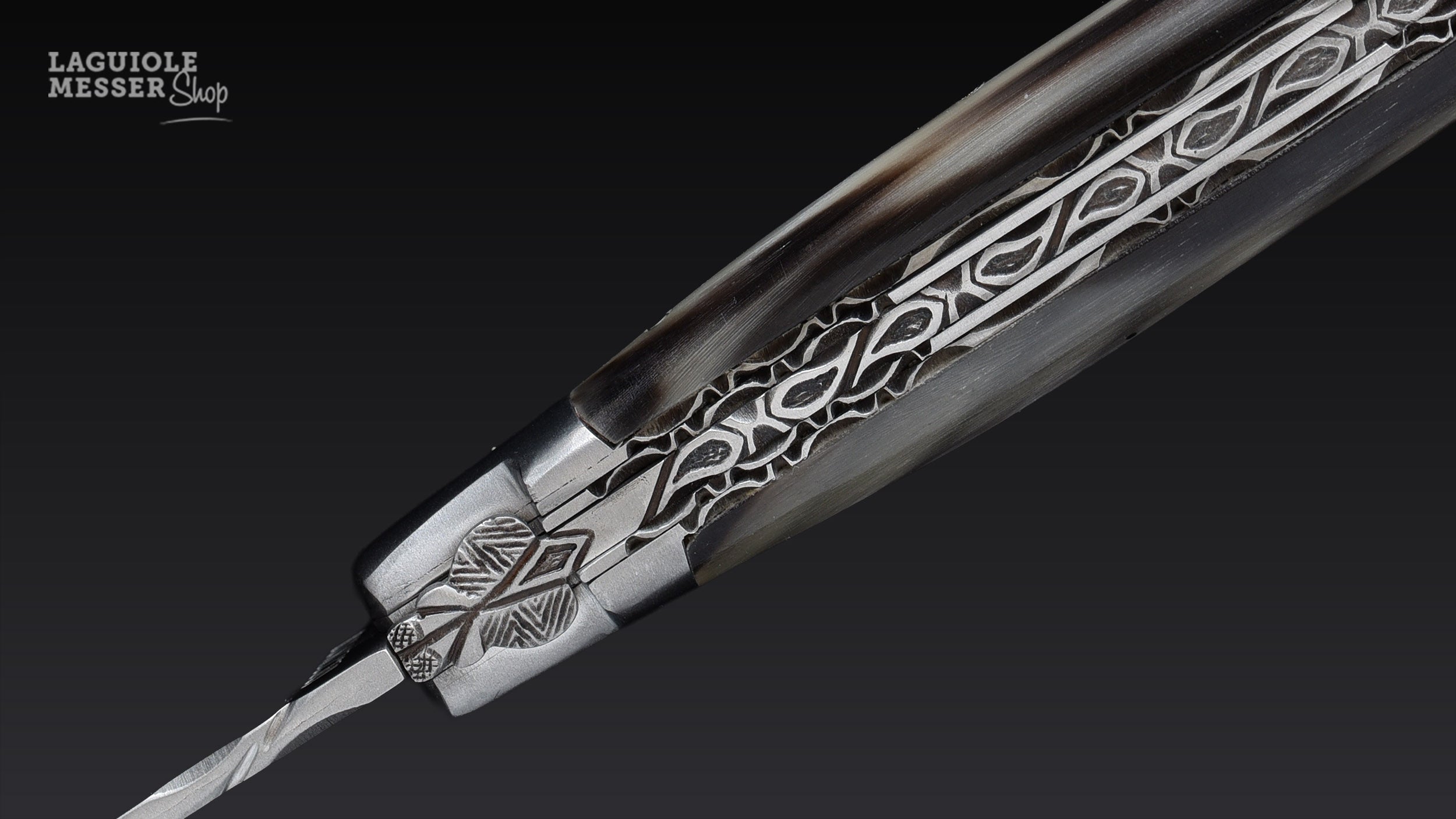 Detailaufnahme des handverzierten Ressorts am Laguiole en Aubrac Taschenmesser mit Hornspitze und Double Platines, Mouche in der Laguiole-en-Aubrac-Ausführung Nr. 12