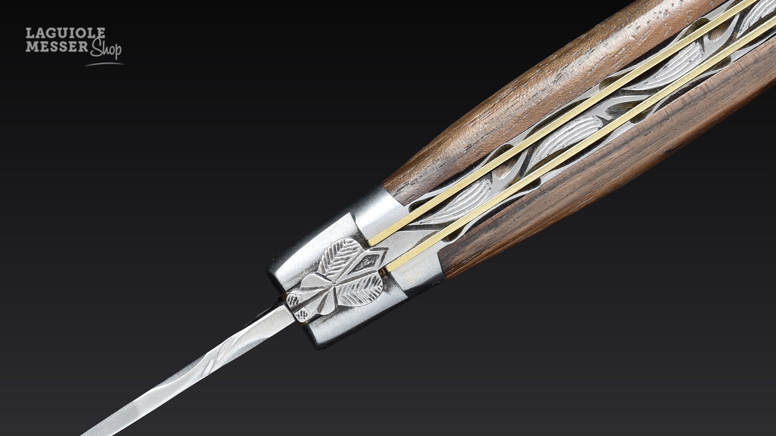 Detailaufnahme des handverzierten Ressorts am Laguiole en Aubrac Taschenmesser mit Nussholz und Messing