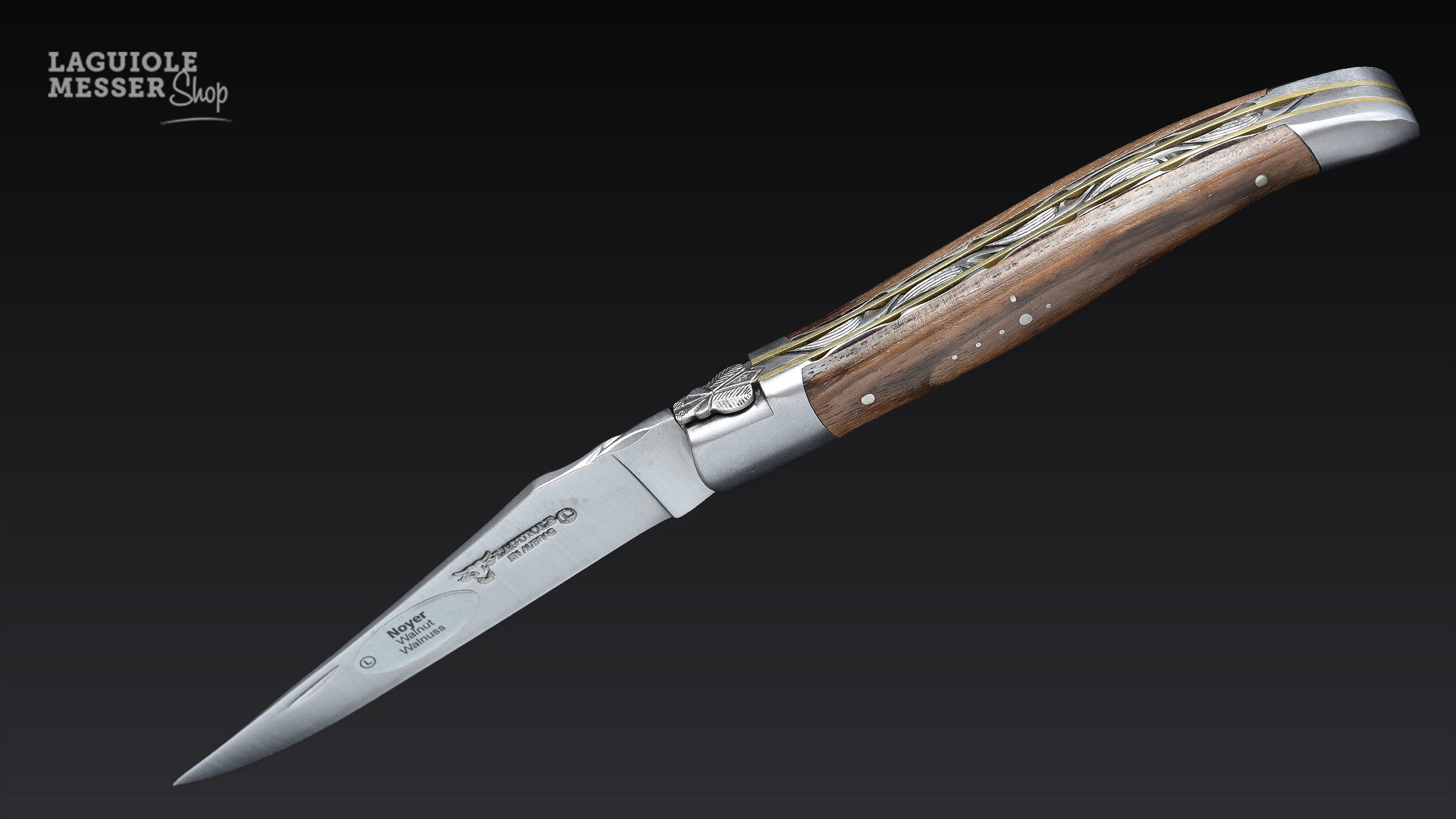 Laguiole en Aubrac Taschenmesser mit Griffschalen aus Nussholz, satiniertem Finish und geöffneter Klinge
