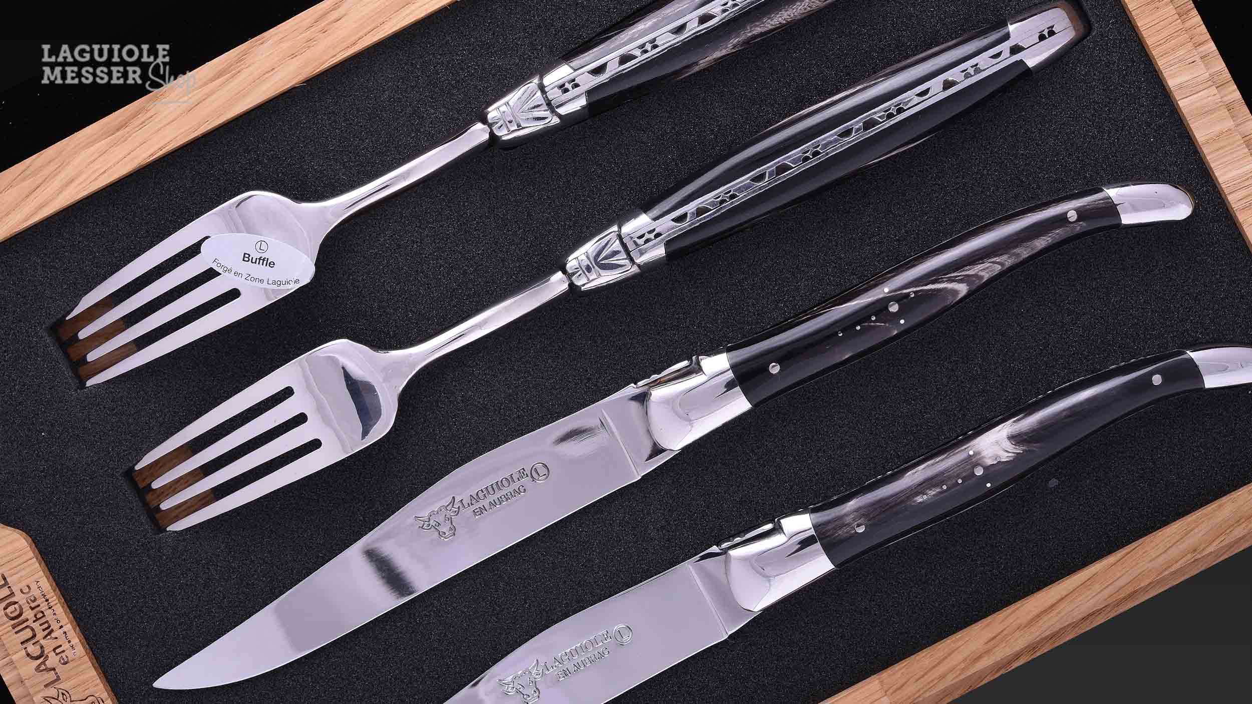 Zwei Steakmesser und zwei Gabeln aus Büffelhorn im Laguiole-Stil
