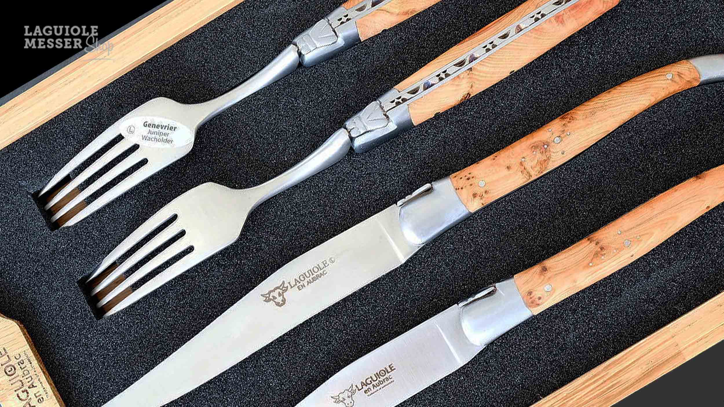 Zwei Steakmesser und zwei Gabeln aus Wacholderholz im Laguiole-Stil