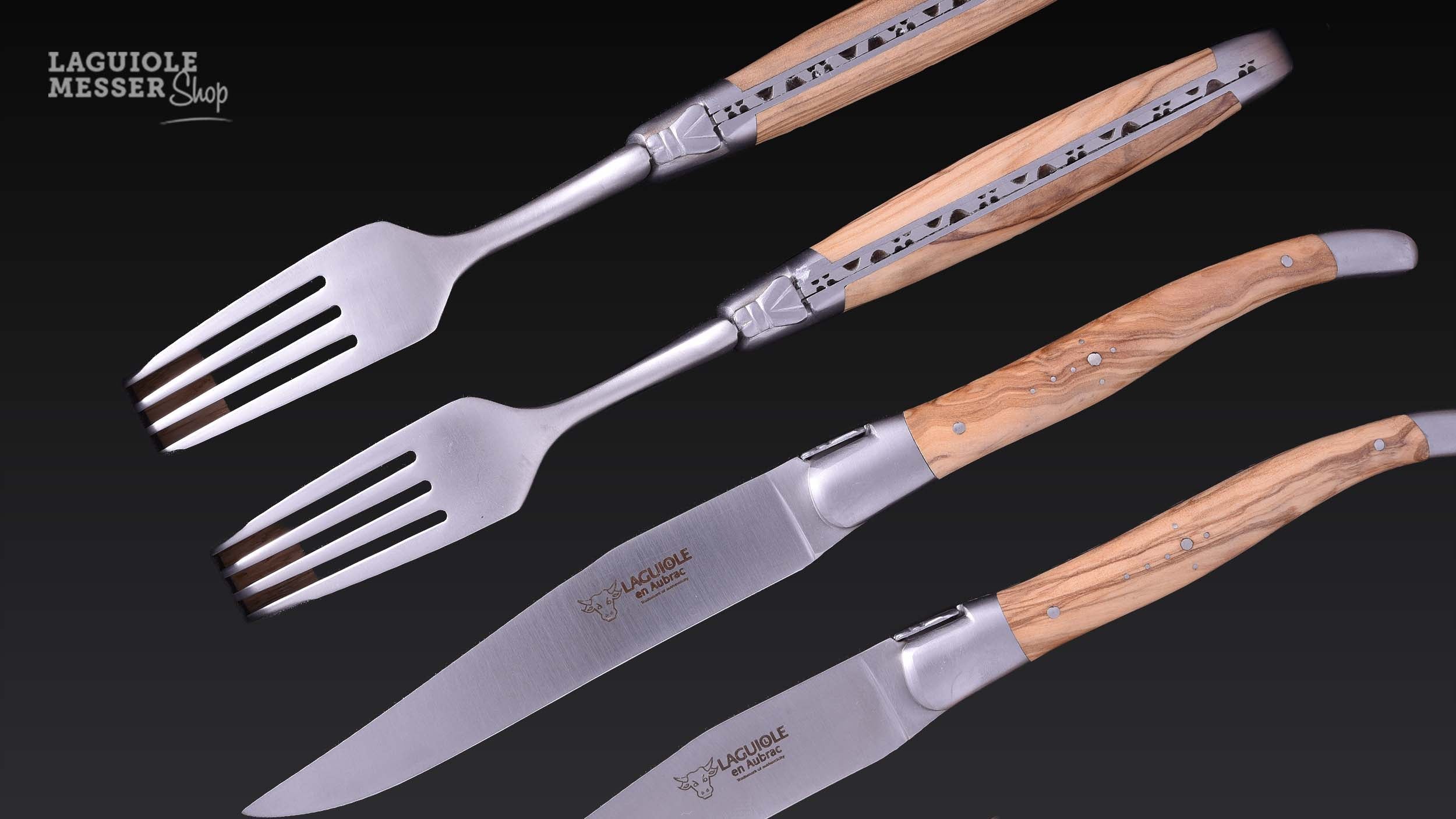 Zwei Steakmesser und zwei Gabeln aus Olivenholz satiniert von Laguiole en Aubrac