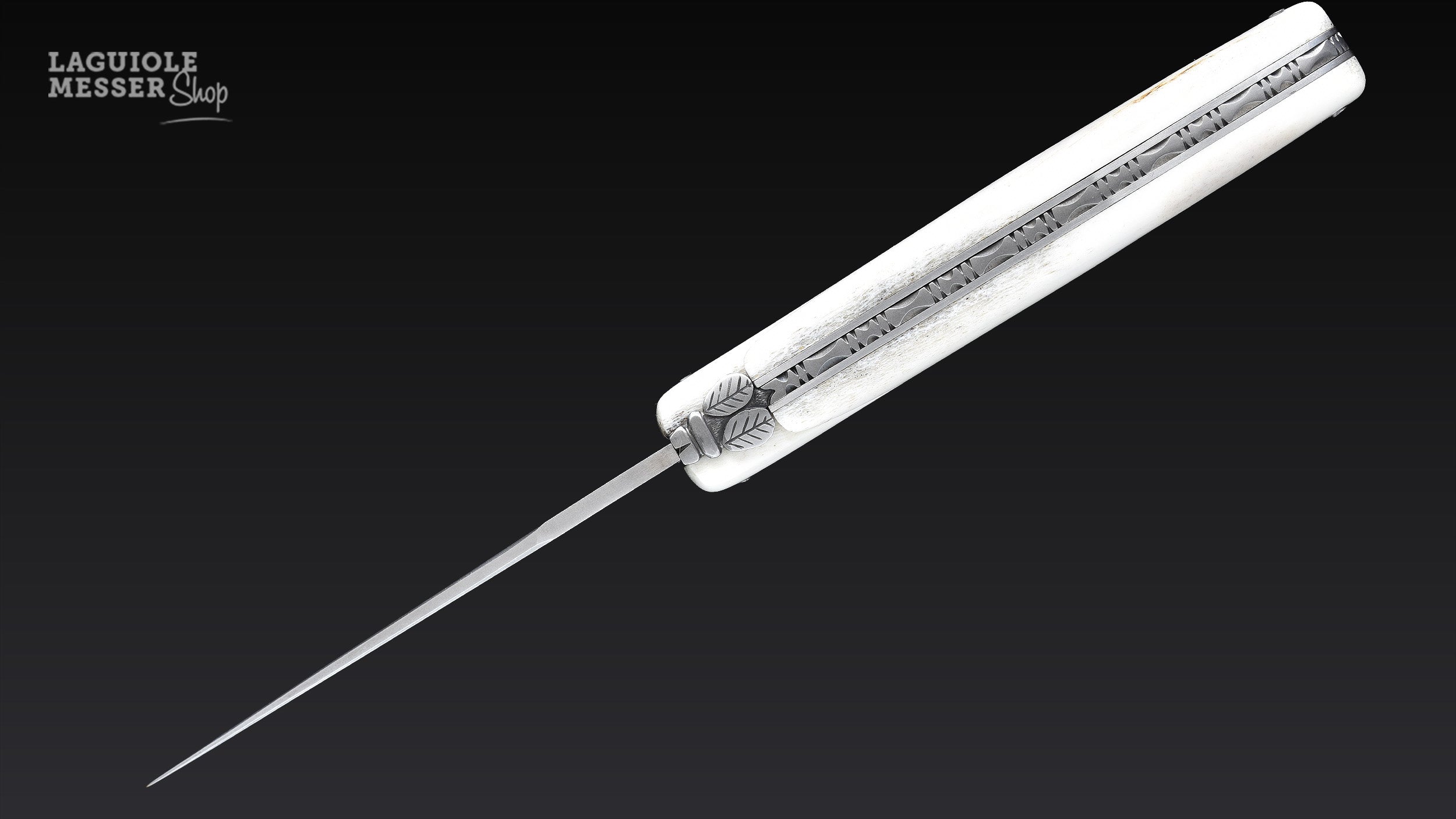 Rückenansicht Laguiole Taschenmesser von Virgilio Muñoz mit Hirschhorngriff, satiniertem Ressort und handwerklicher Rückenverzierung