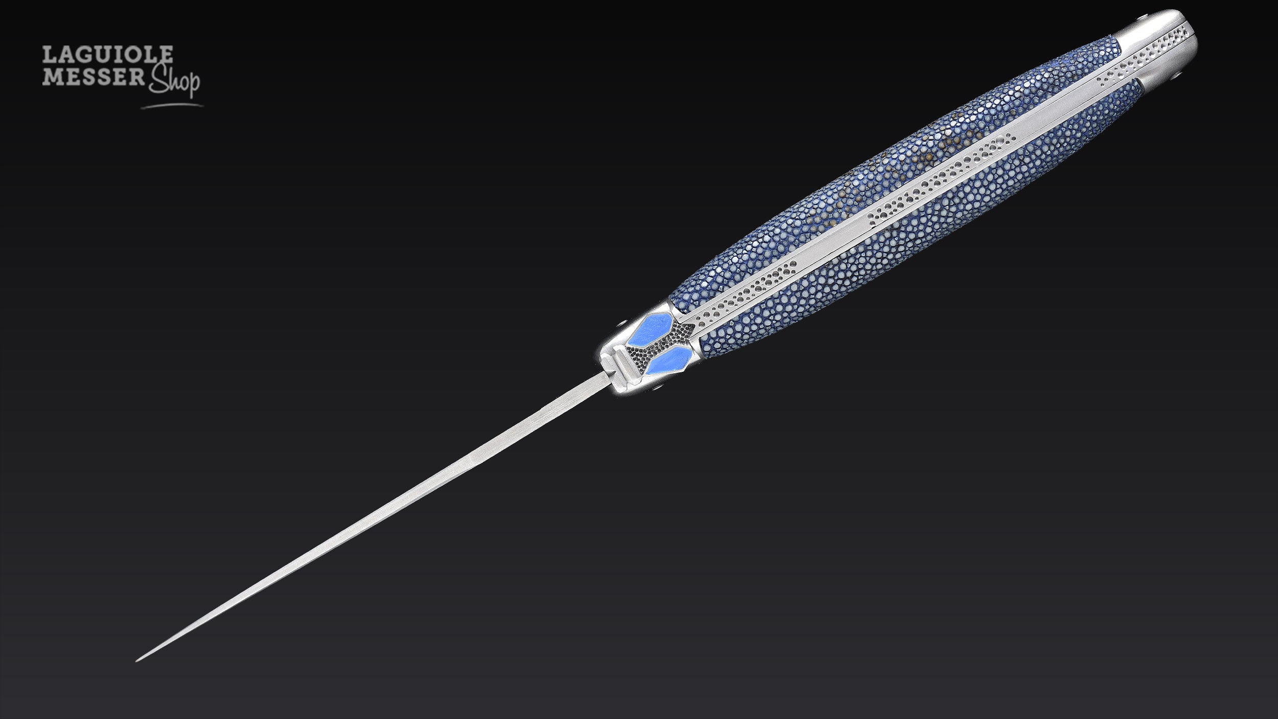 Rückenansicht Laguiole Taschenmesser von Virgilio Muñoz mit blauem Galuchat, satiniertem Ressort und fein gearbeiteten Zierpunkten