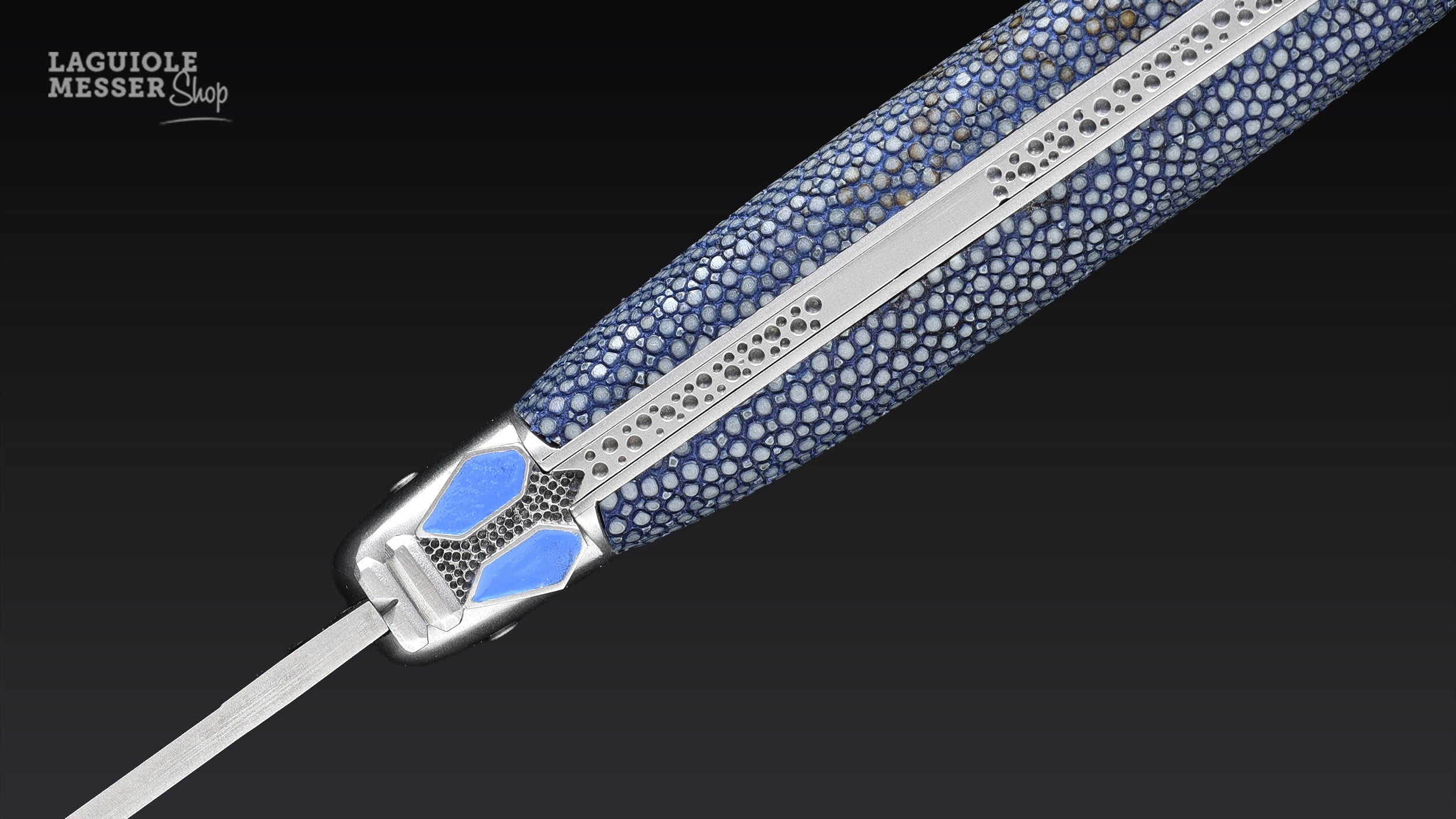 Detail des Laguiole Taschenmessers von Virgilio Muñoz mit blauem Galuchat-Griff, satiniertem Ressort und kunstvoll gestalteter Mouche