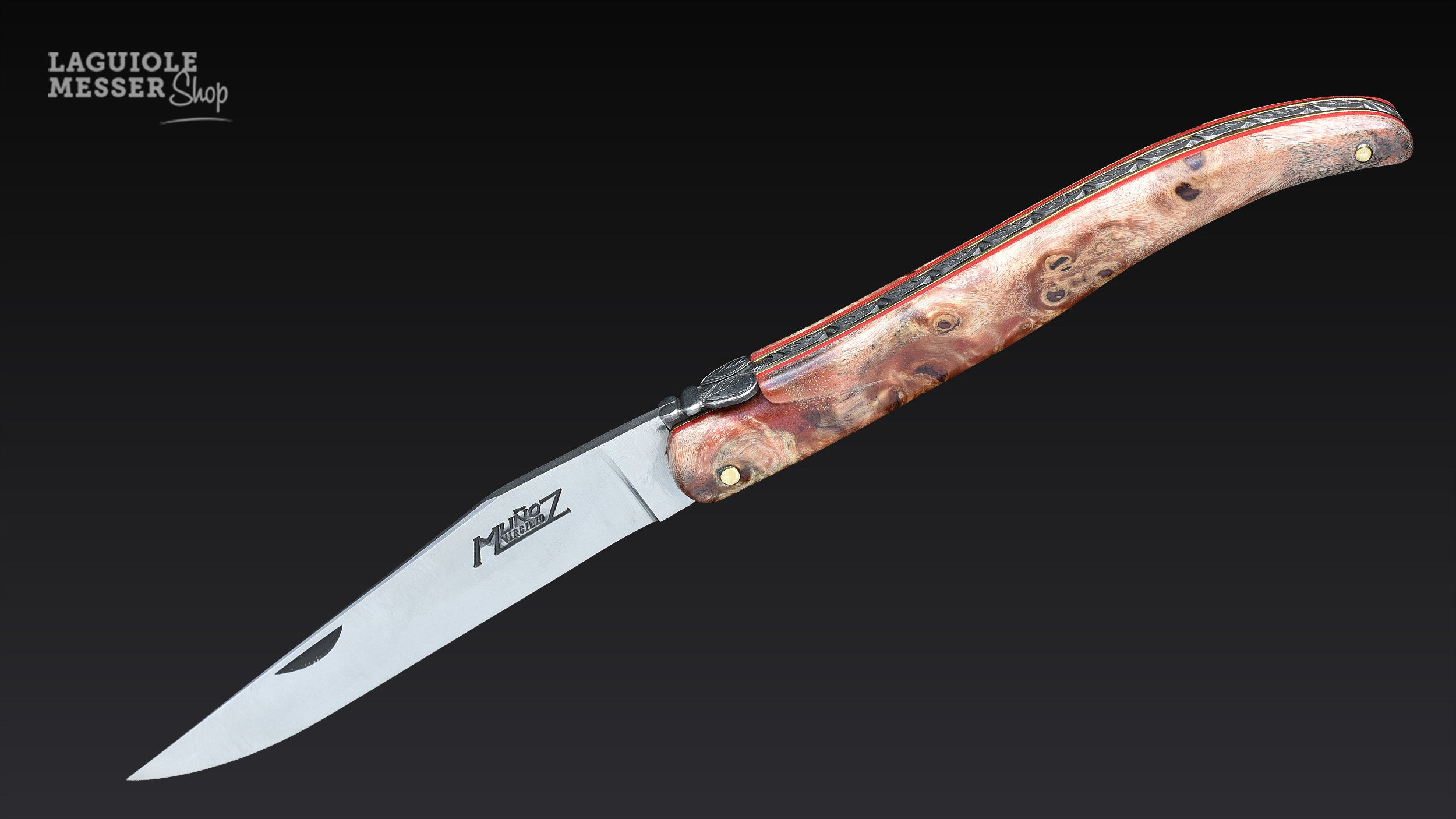 Laguiole Taschenmesser von Virgilio Muñoz mit Griff aus Kastanienholz, roter Einlage und geöffneter Klinge mit Signatur