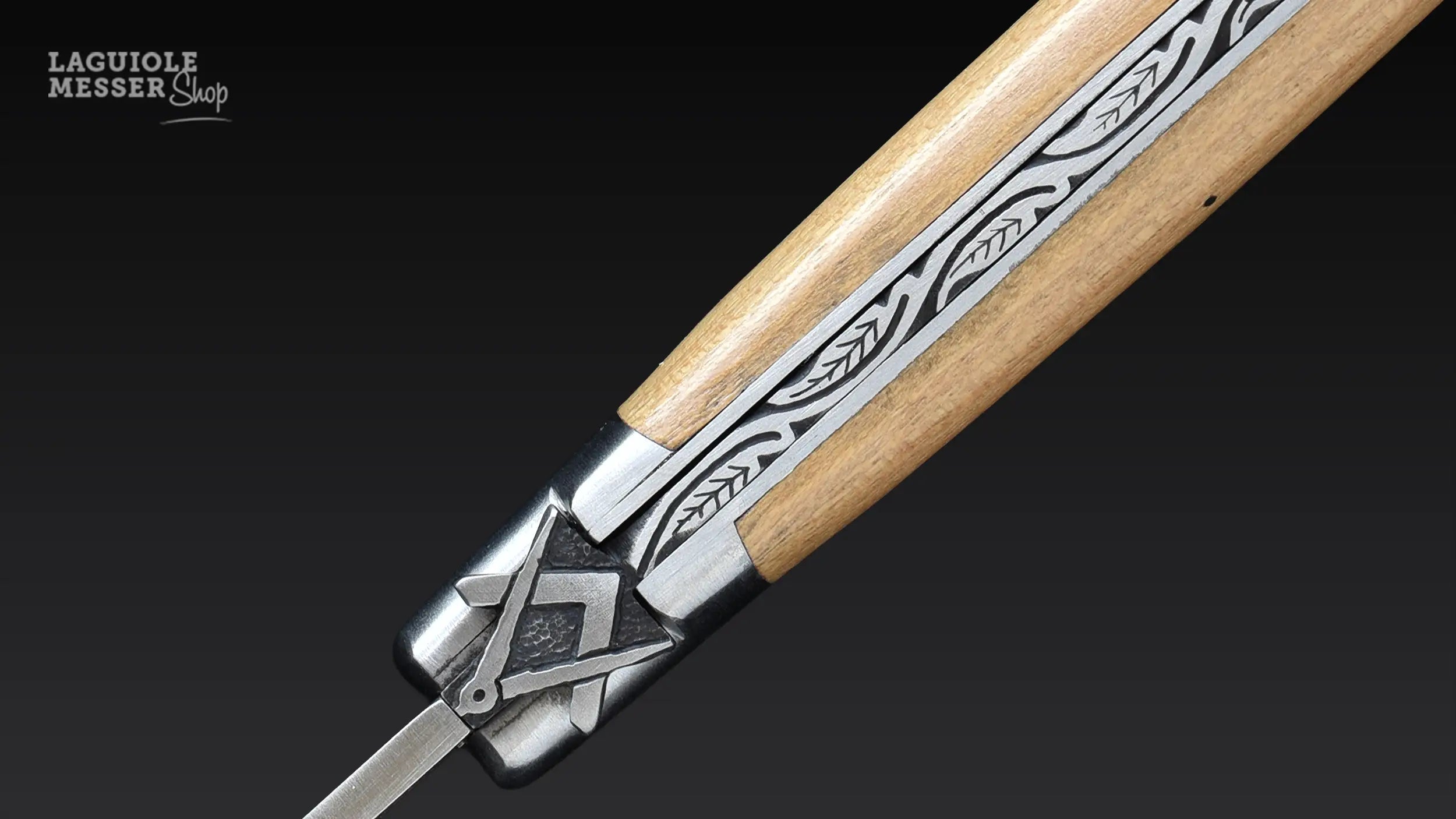 Detail der Freimaurer-Mouche mit Winkelmass und Zirkel beim Meister