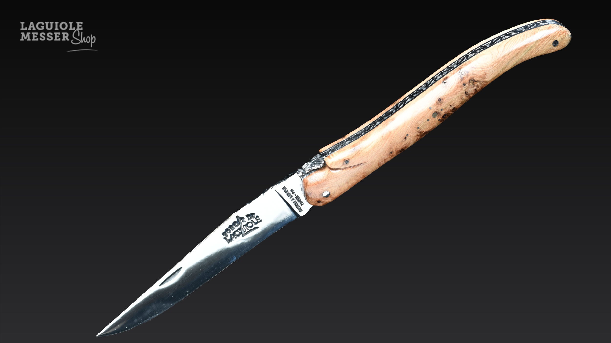 Geöffnetes Forge de Laguiole Taschenmesser mit Wacholderholzgriff plein manche