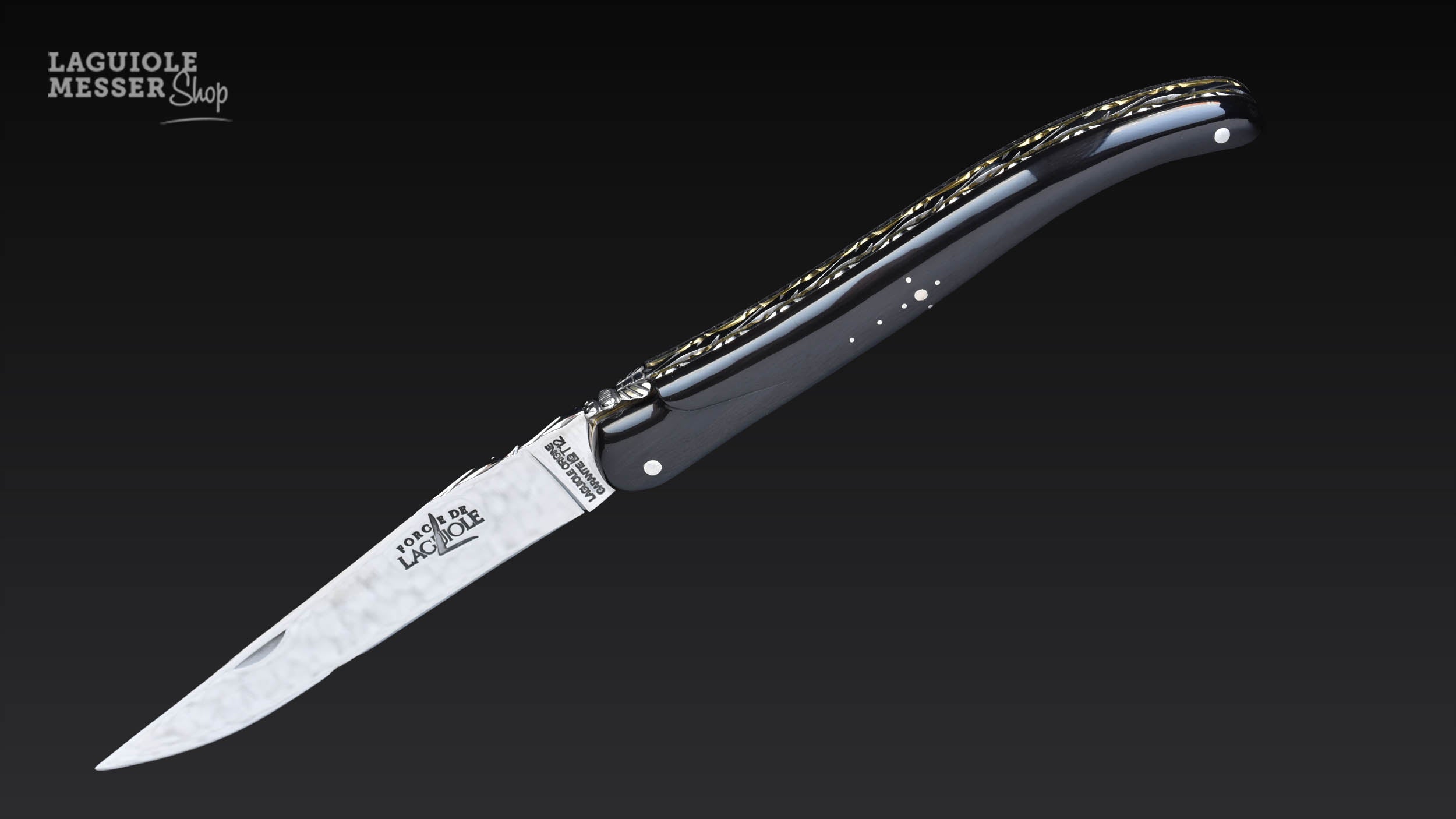 Geöffnetes Forge de Laguiole Taschenmesser mit schwarzer Hornspitze plein manche