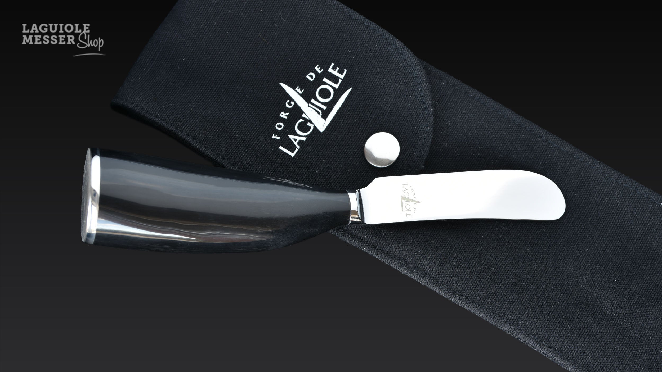 Forge de Laguiole Lou Bure Buttermesser von Stéphane Rambaud mit dunklem Griff, abgerundeter Klinge und schwarzem Stoffetui mit Logo
