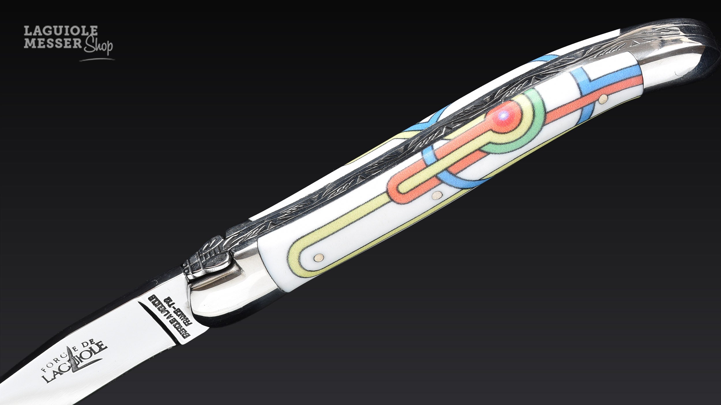 Detailaufnahme des Sirius-Griffs von Forge de Laguiole mit hellem Seize-Dekor, farbigen Linien und graviertem Ressort