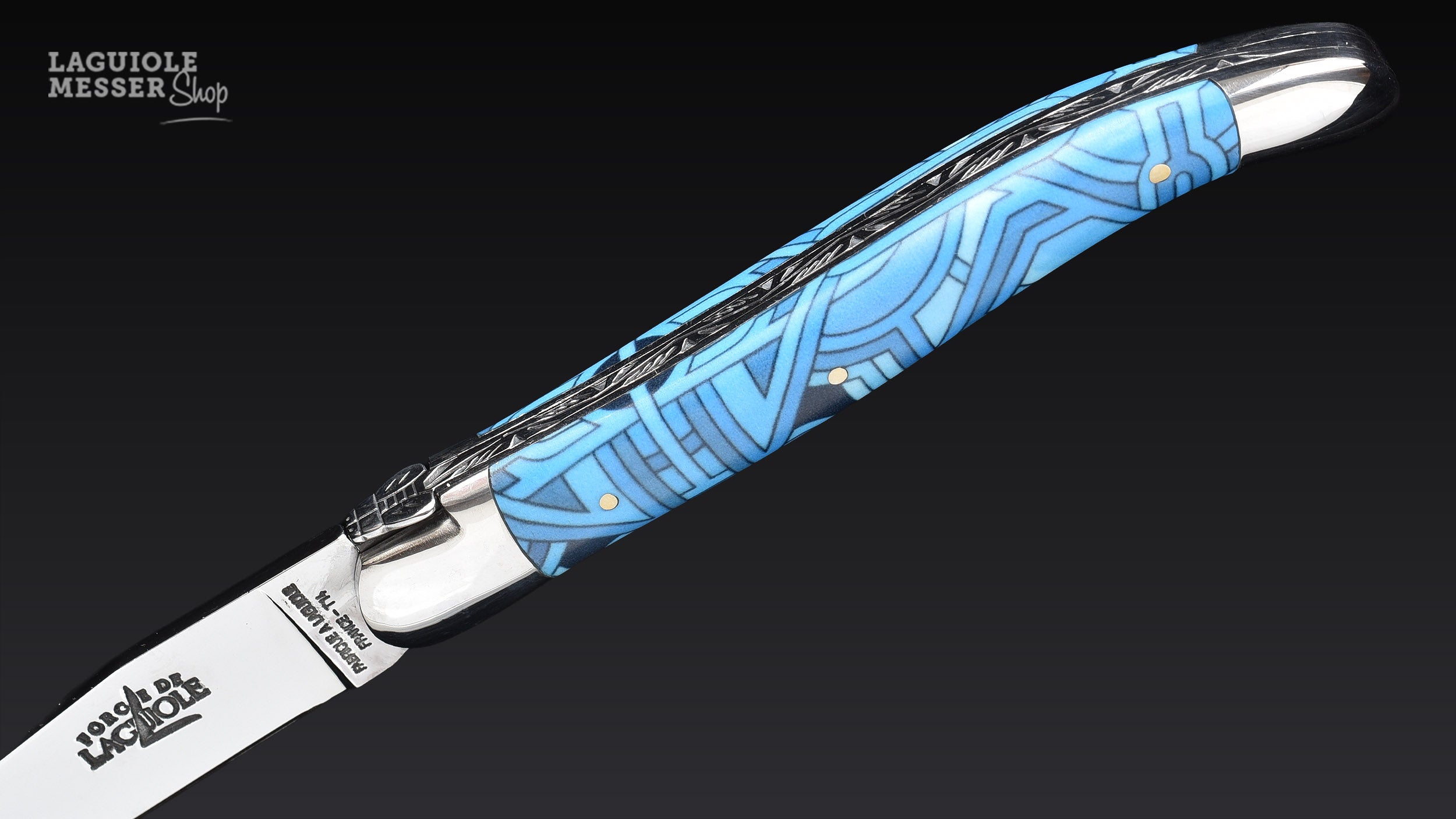 Detailaufnahme des Vega-Griffs von Forge de Laguiole mit blauem Seize-Dekor, feinen Linien und graviertem Ressort