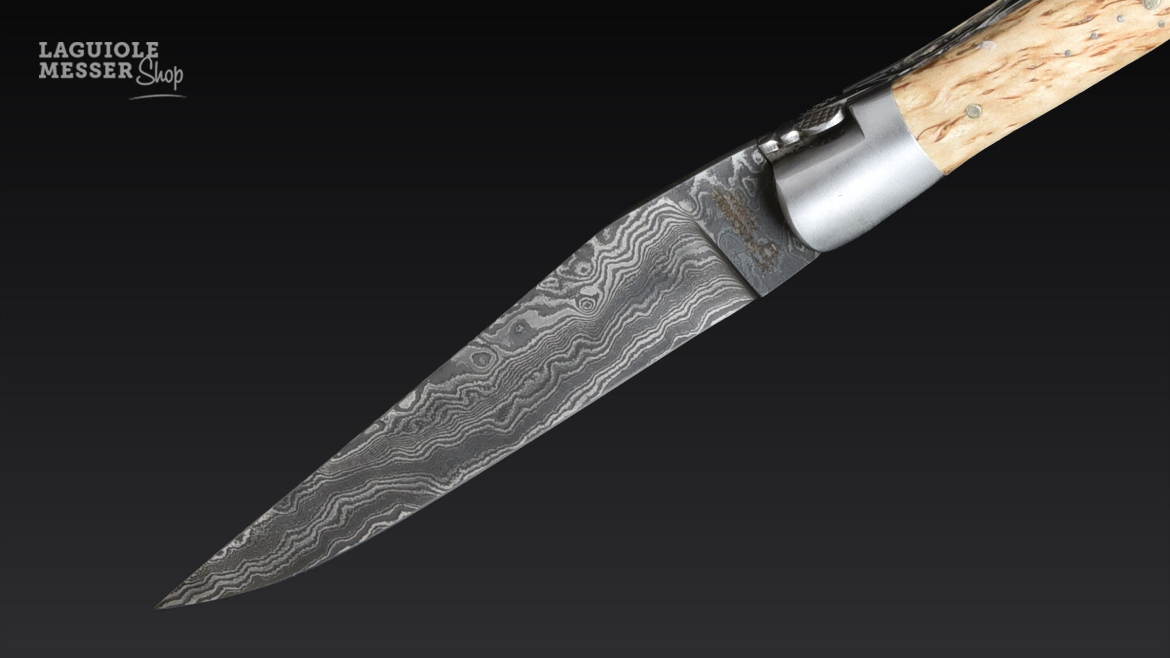 Detailaufnahme Damaszenerklinge mit Rosenmotiv