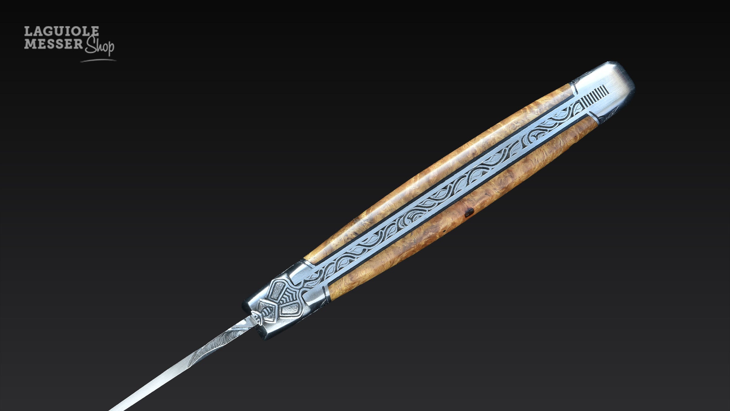 Detailaufnahme des Ressorts mit floraler Gravur