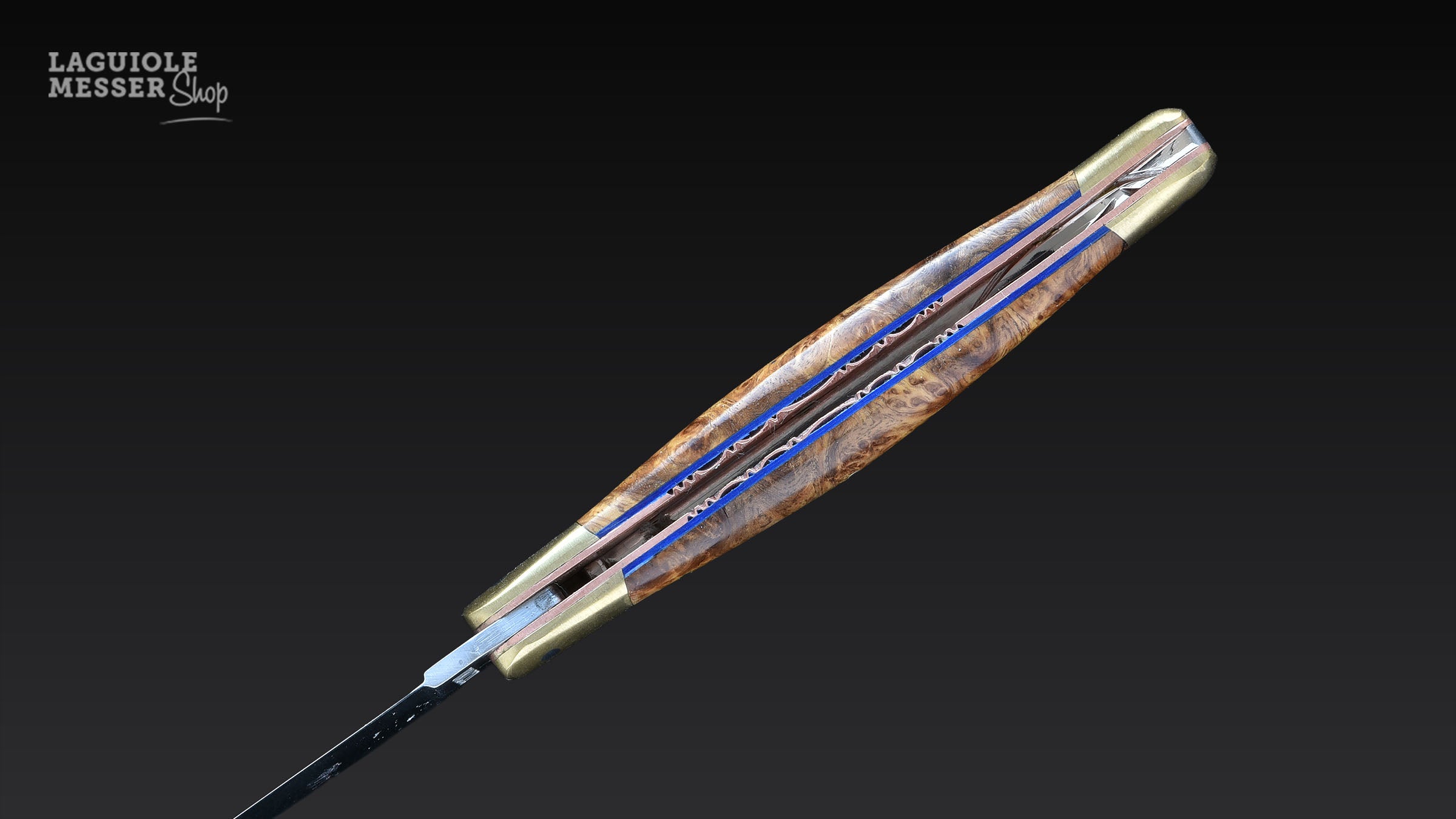 Detailaufnahme des Klingenbetts mit exakt angepasster Klingenführung und durchgehender blauer Einfassung