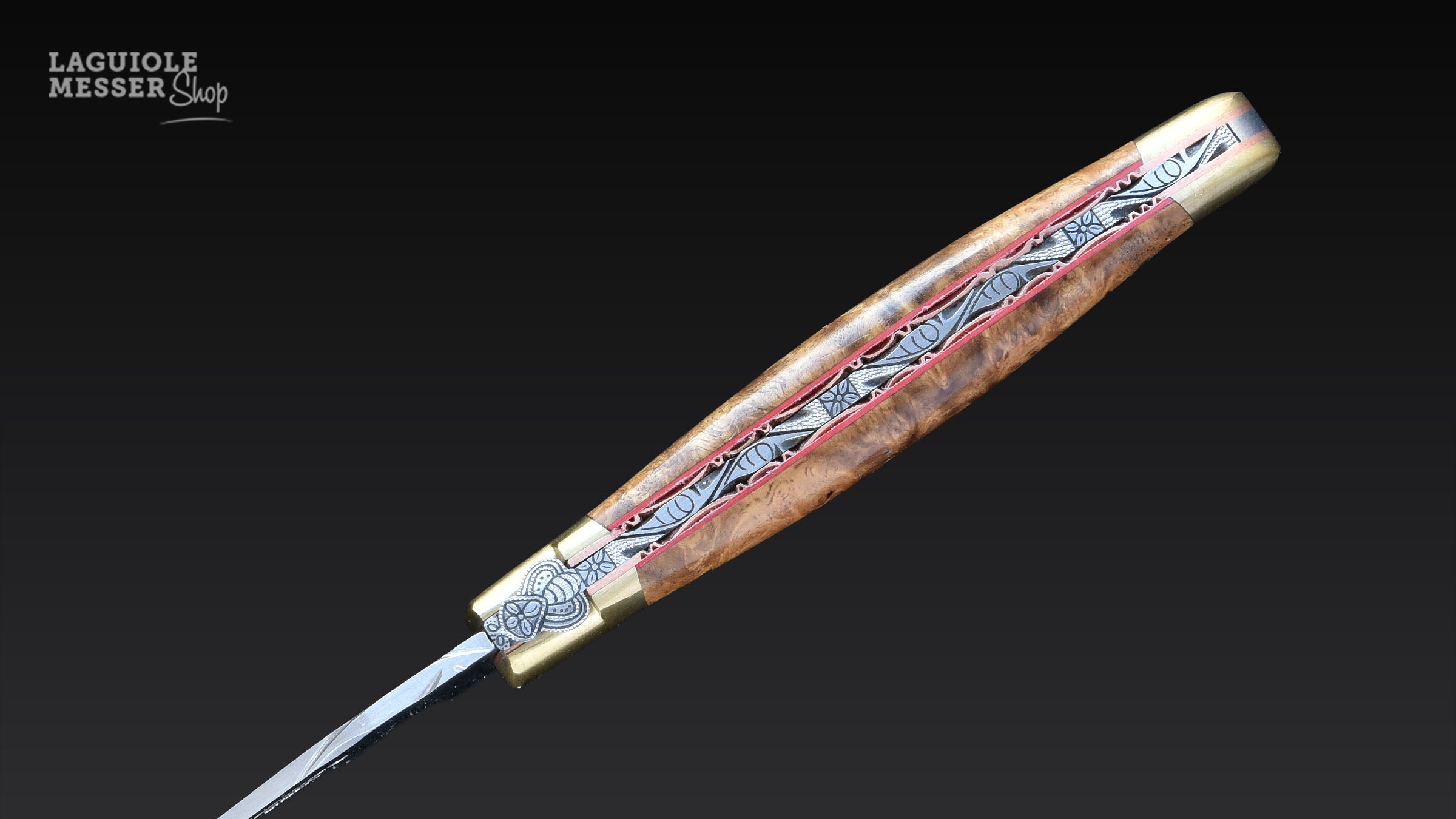 Handgraviertes Ressort mit symmetrischer Linienführung