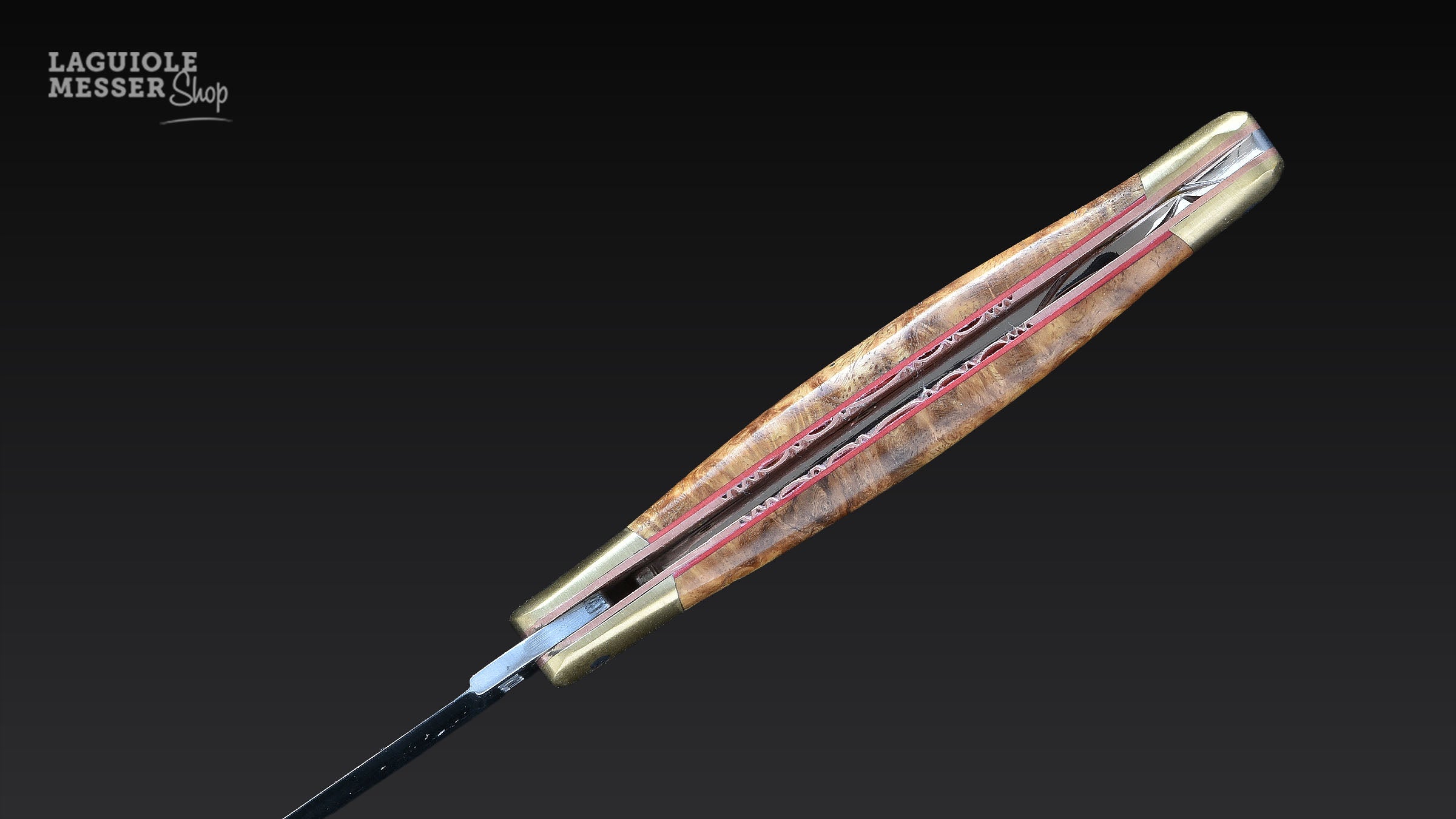 Detailaufnahme des Klingenbetts mit exakt angepasster Klingenführung und durchgehender roter Einfassung