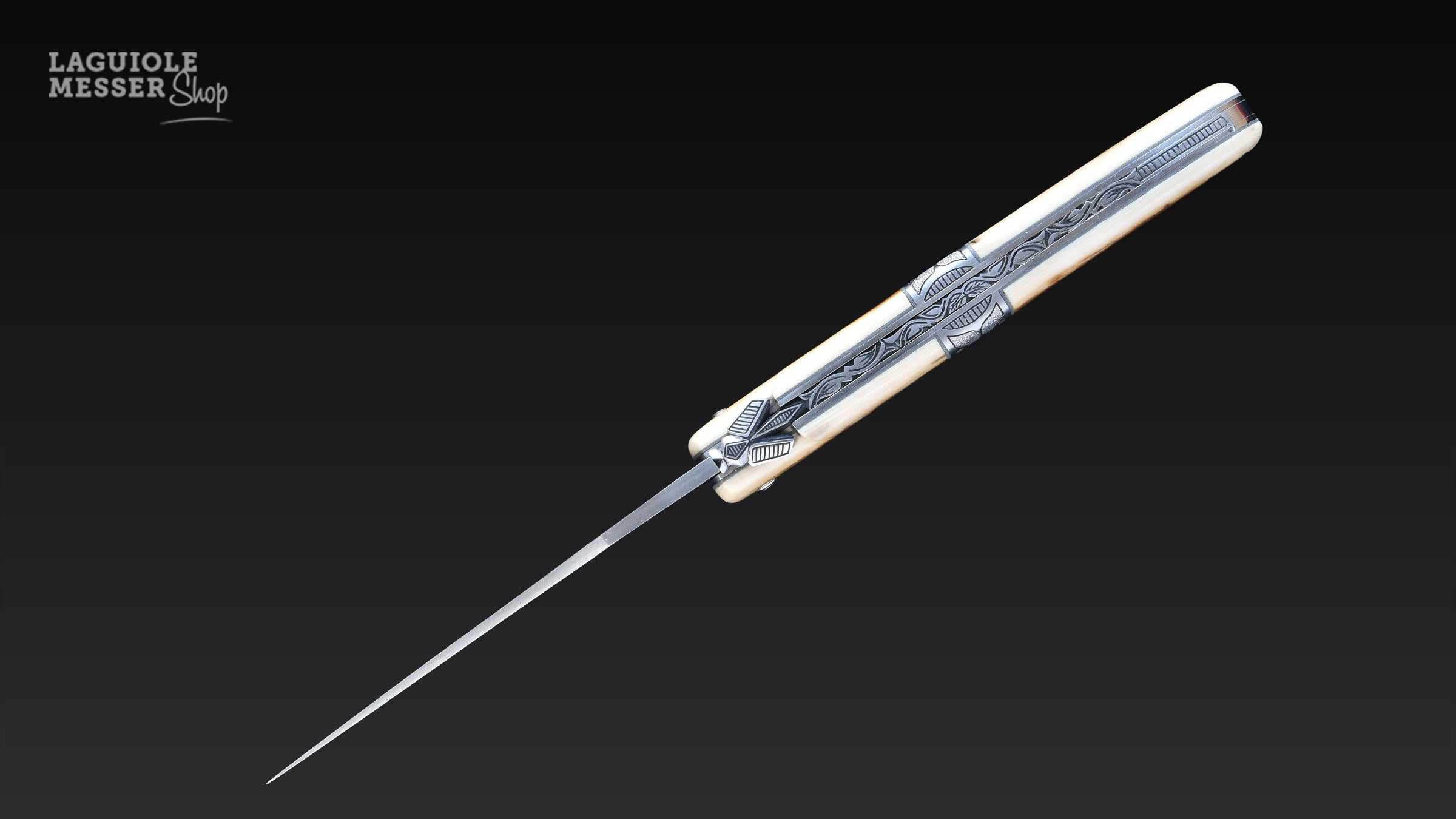 Handgraviertes Ressort und Mouche in präziser Linienführung