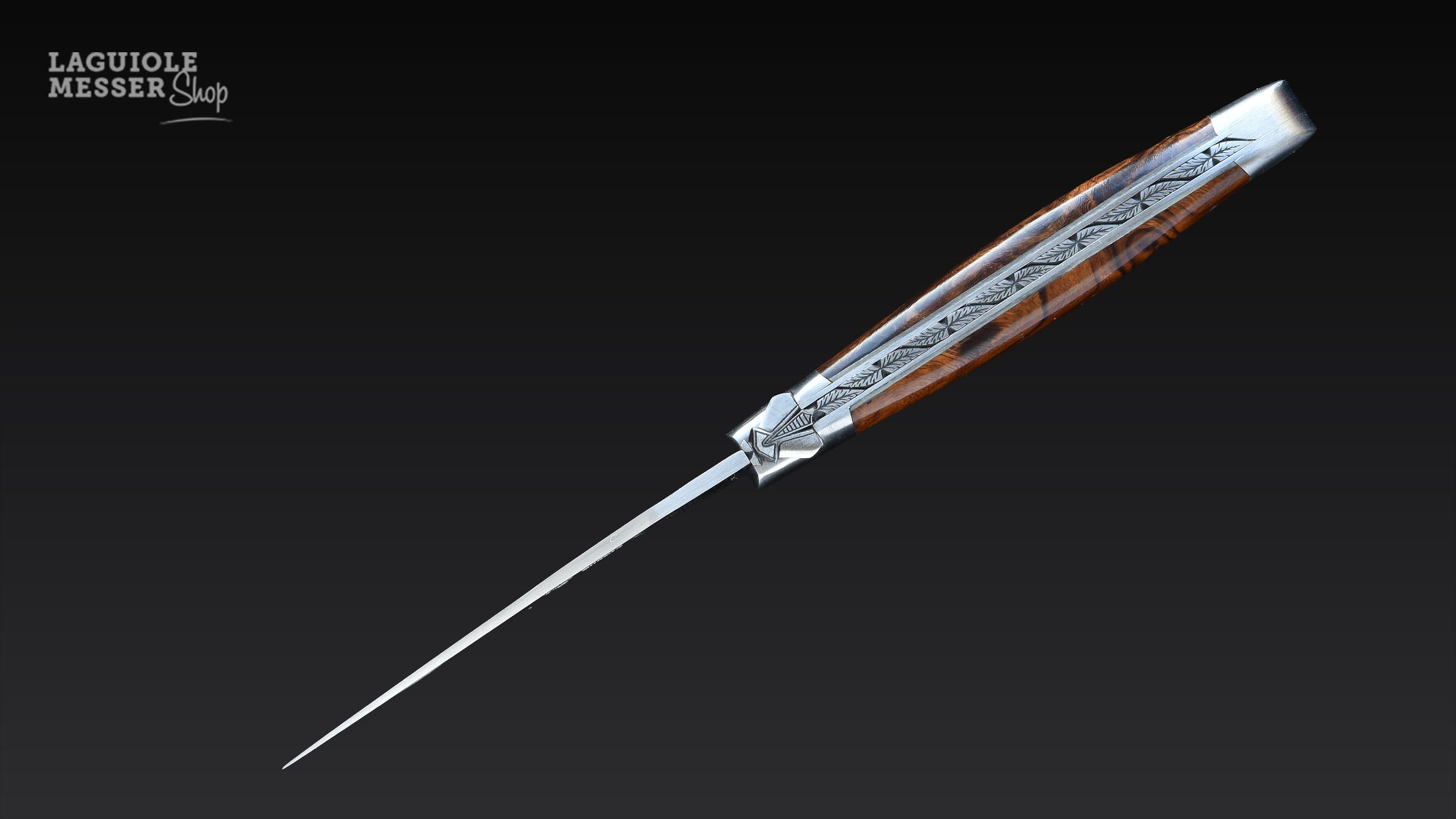 fein floral graviertes Ressort über die gesamte Länge