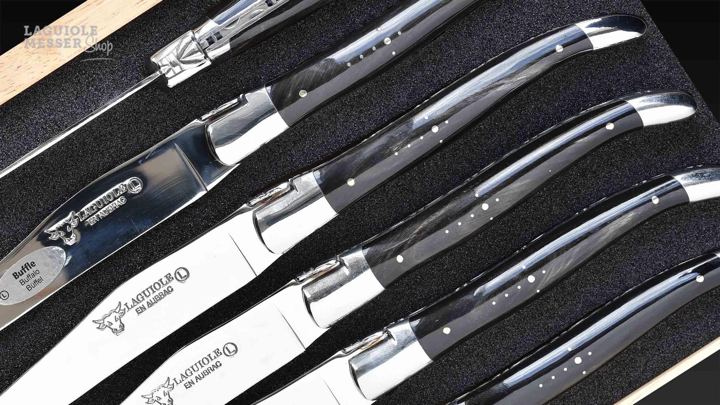 Laguiole en Aubrac, Details  des Steakmesserset mit polierter Klinge und polierter Mouche, Büffelhorn in Holzbox