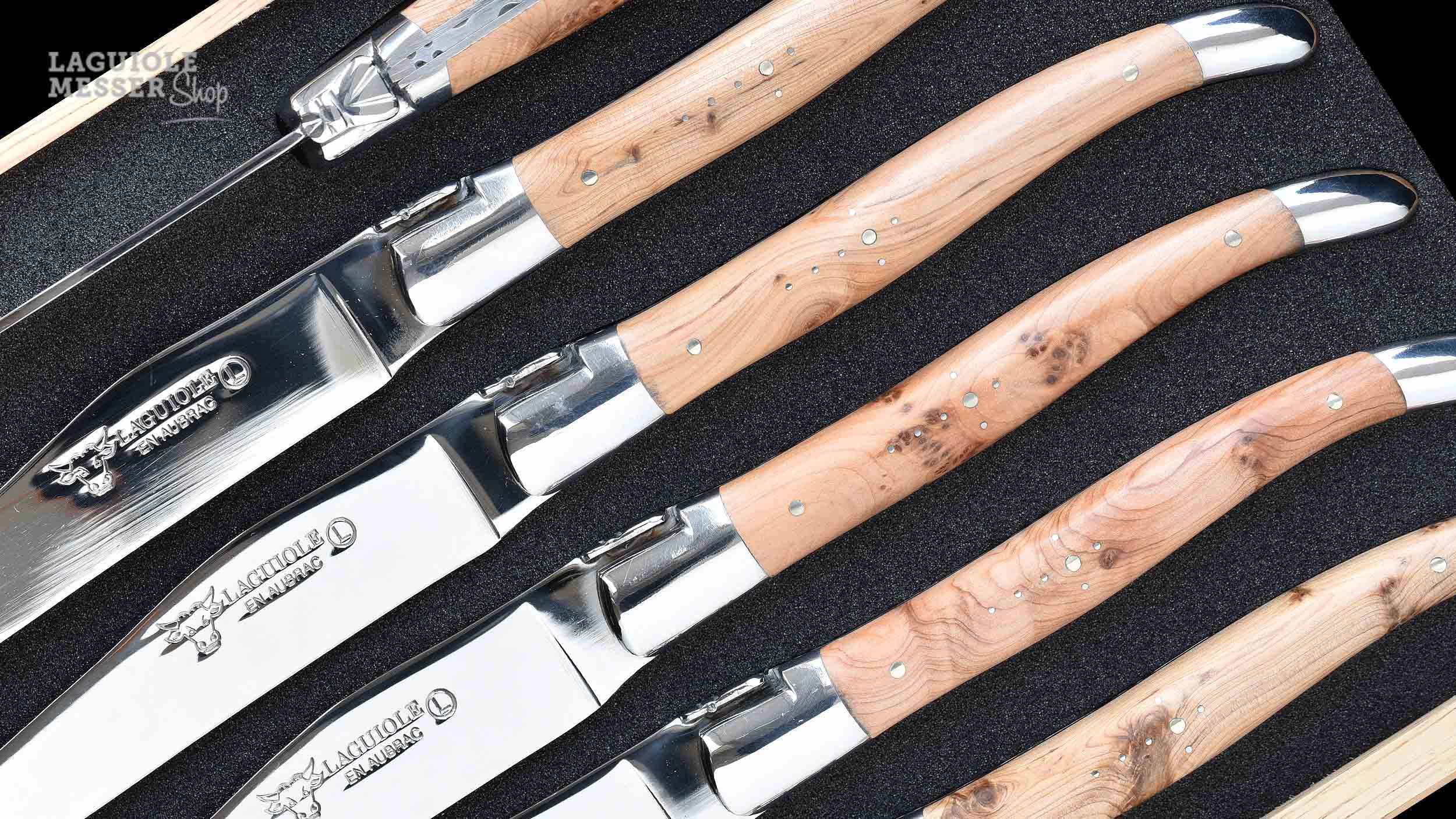 Laguiole en Aubrac, Details  des Steakmesserset mit polierter Klinge und Polierter Mouche, Wacholderholz