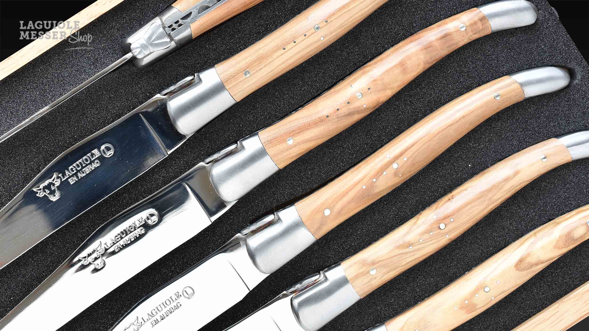Laguiole en Aubrac, Details  des Steakmesserset  in Holzschatulle mit polierter Klinge und satinierter Mouche, Olivenholz